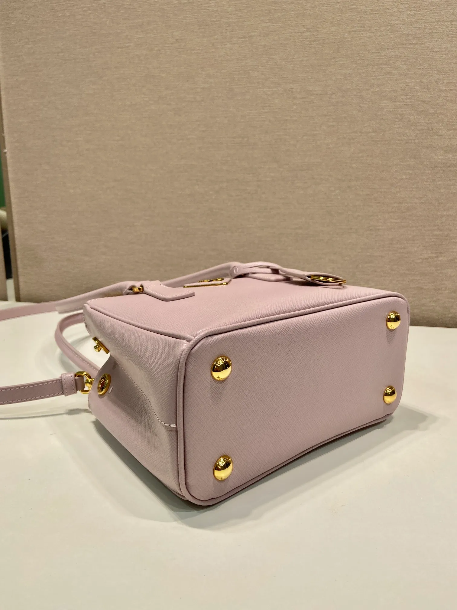 💰1760🎉mini killer bag🎉1BA906 long handle🎉🎉 This mini killer bag with long handle is made of imported cross-grain cowhide and top brushed hardware. The handbag is simple, elegant and practical in design. The Galleria handbag fully embodies the definition of "classic". It is equipped with a detachable long shoulder strap, which can be carried on the shoulder, hand-carried or cross-body. It is a multi-functional long-handle style. It is another popular style that will never go out of style. Ladies and sisters, hurry up and get it. 🎉Length 20xH13.5xH 9.5cm🎉🎉🎉👏👏👏