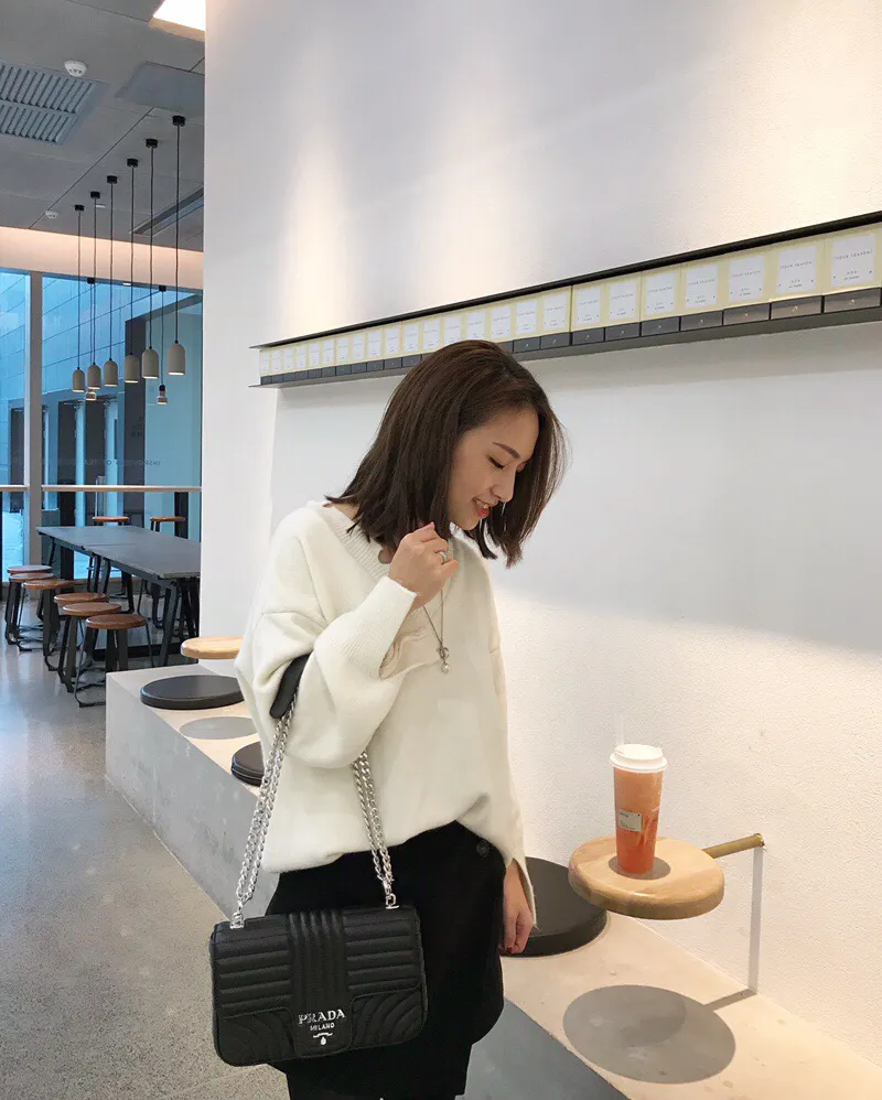 💰1800, P family has another surprise hot item💪💪💪, 1BD108, original item, imported calfskin, original item white hardware, aluminum alloy iron, flip-top magnetic buckle design is convenient, ladies hurry up, light and practical, easy, large and fashionable [color][color][color] length 25X height 15 bottom 6cm