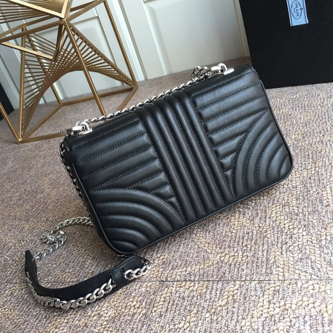 💰1800, P family has another surprise hot item💪💪💪, 1BD108, original item, imported calfskin, original item white hardware, aluminum alloy iron, flip-top magnetic buckle design is convenient, ladies hurry up, light and practical, easy, large and fashionable [color][color][color] length 25X height 15 bottom 6cm