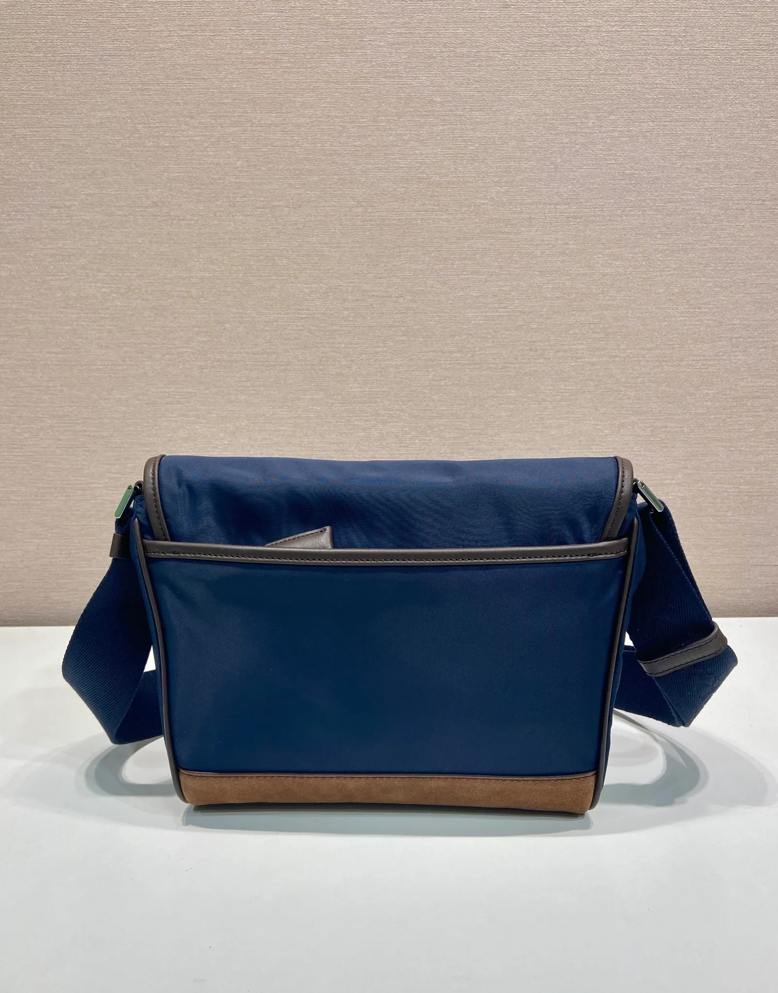 💰1200🎉New messenger bag🎉2VD066 small🎉🎉 This messenger bag adopts a sports style design, decorated with suede details/calfskin/imported nylon fabric, large capacity, and equipped with an adjustable shoulder strap. Showcase a flexible and versatile modern style. The colors are mixed and matched, very fashionable and beautiful😘😘Handsome guys, hurry up and get it🎉🎉 Length 20x Height 19x Bottom 10cm🎉🎉🎉💰💰💰