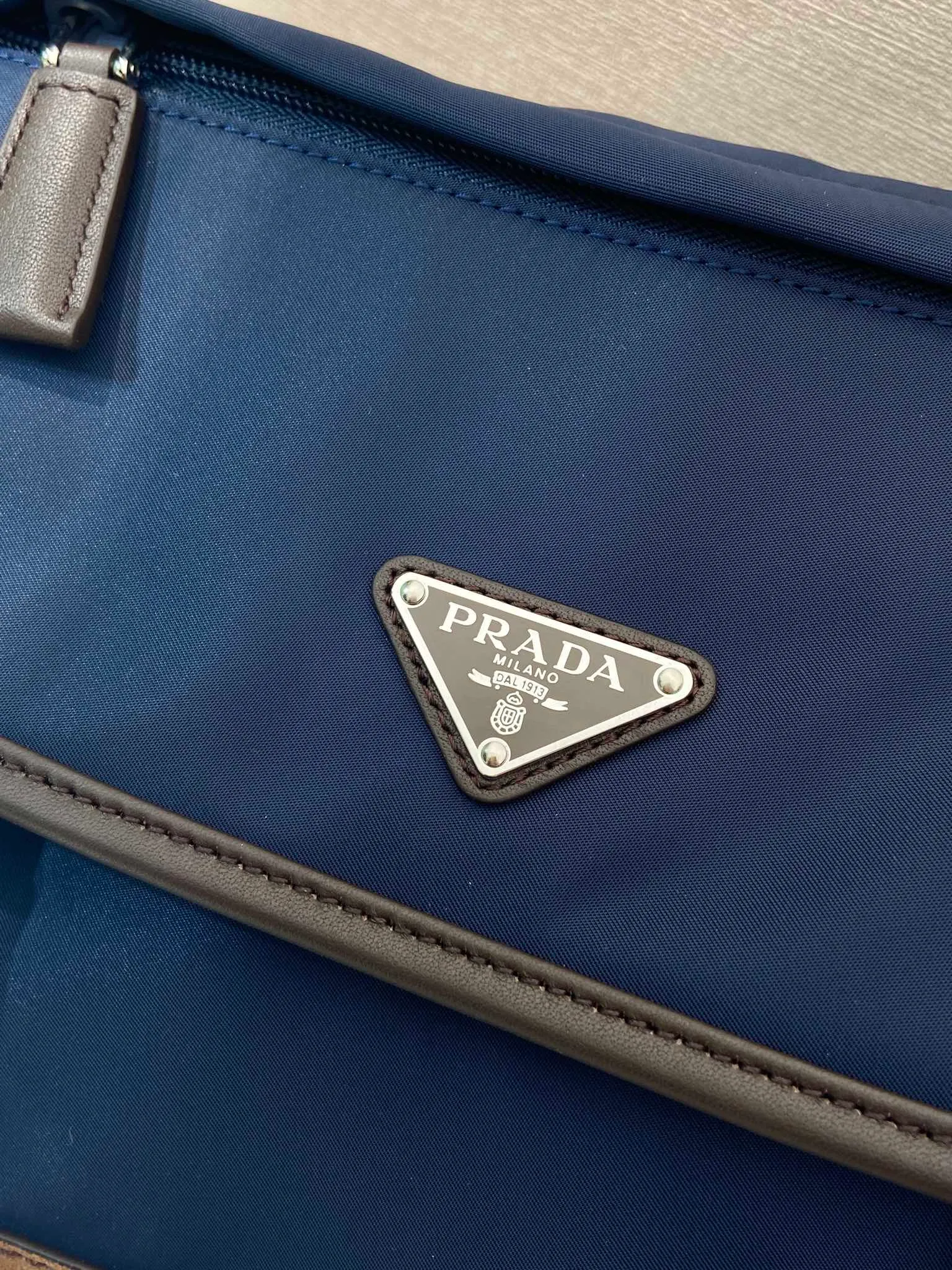 💰1200🎉New messenger bag🎉2VD066 small🎉🎉 This messenger bag adopts a sports style design, decorated with suede details/calfskin/imported nylon fabric, large capacity, and equipped with an adjustable shoulder strap. Showcase a flexible and versatile modern style. The colors are mixed and matched, very fashionable and beautiful😘😘Handsome guys, hurry up and get it🎉🎉 Length 20x Height 19x Bottom 10cm🎉🎉🎉💰💰💰
