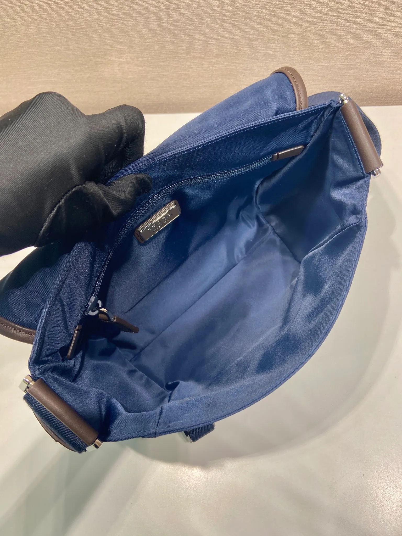 💰1200🎉New messenger bag🎉2VD066 small🎉🎉 This messenger bag adopts a sports style design, decorated with suede details/calfskin/imported nylon fabric, large capacity, and equipped with an adjustable shoulder strap. Showcase a flexible and versatile modern style. The colors are mixed and matched, very fashionable and beautiful😘😘Handsome guys, hurry up and get it🎉🎉 Length 20x Height 19x Bottom 10cm🎉🎉🎉💰💰💰