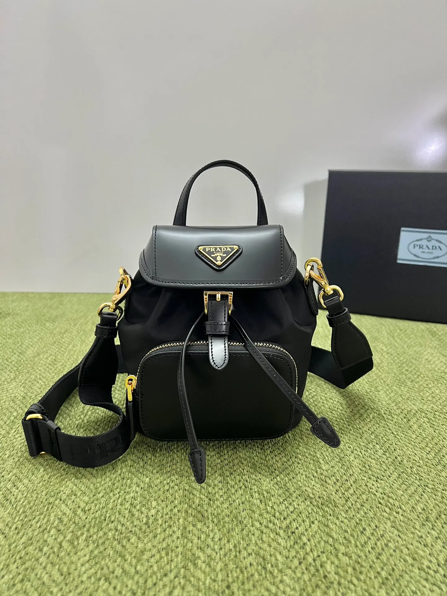 💰1120, Prad’s new women’s mini shoulder bag 1BZ075, top quality original, recycled nylon fabric (Re-Nylon) with glossy cowhide details, and metal hardware accessories. Elegant and versatile, it is equipped with external zipper pockets, leather handles and adjustable webbing shoulder straps, zipper pockets, drawstrings, flaps and buckle straps, a new and sophisticated design! Size: 16cmx18cmX10.5cm