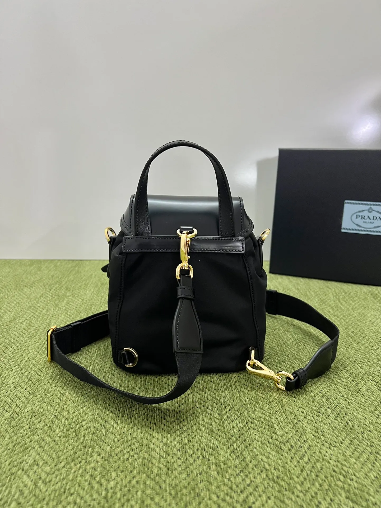💰1120, Prad’s new women’s mini shoulder bag 1BZ075, top quality original, recycled nylon fabric (Re-Nylon) with glossy cowhide details, and metal hardware accessories. Elegant and versatile, it is equipped with external zipper pockets, leather handles and adjustable webbing shoulder straps, zipper pockets, drawstrings, flaps and buckle straps, a new and sophisticated design! Size: 16cmx18cmX10.5cm