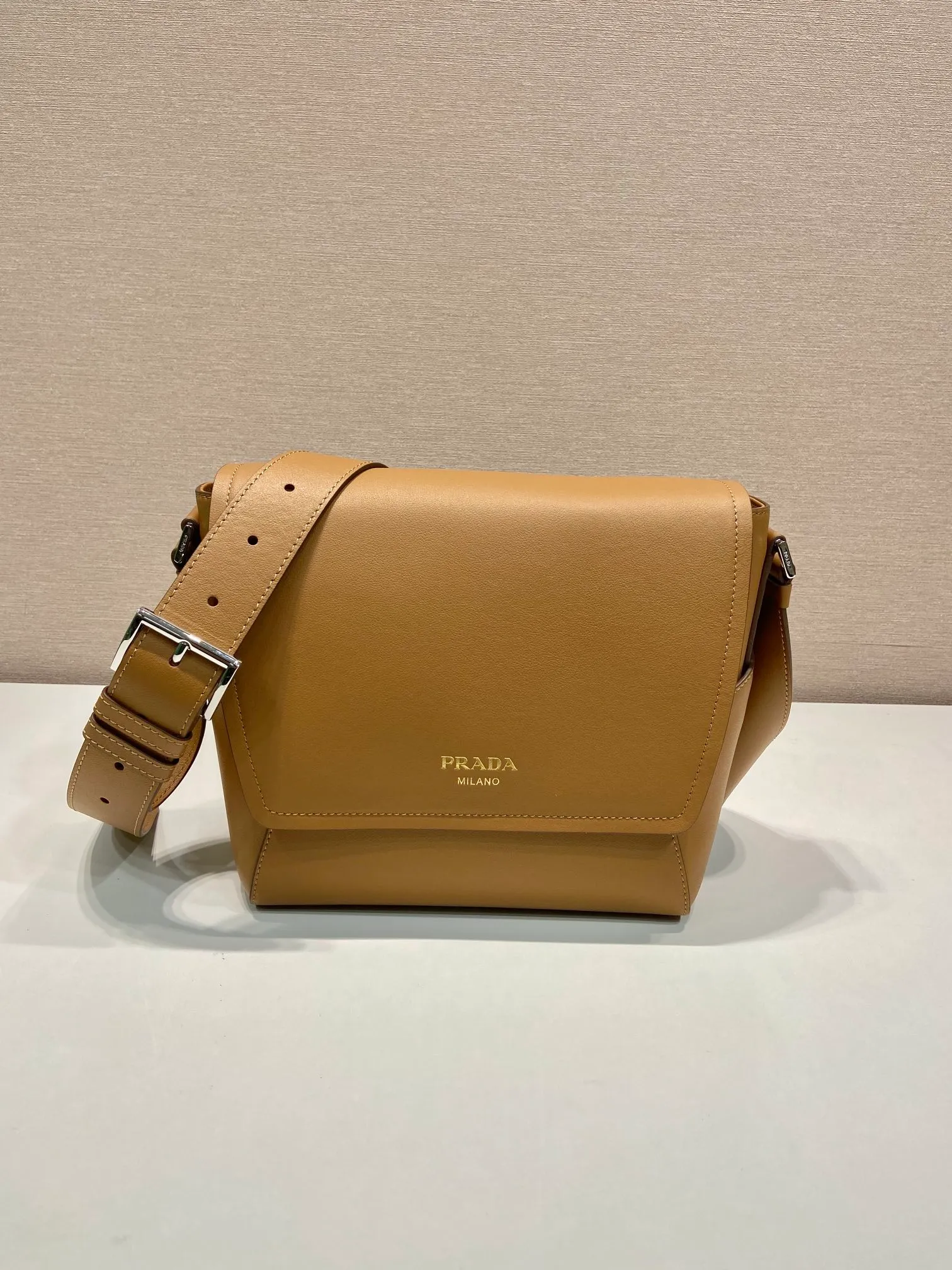 💰1720🎉New messenger bag🎉🎉2VD069🎉🎉 This leather shoulder bag is made of imported calfskin, showing a fashionable and casual style. Compact in a flap silhouette with adjustable shoulder straps, it's detailed with metal hardware and a monogrammed logo. Flip cover design, the upper body effect is very cool, babies, hurry up and get it🎉🎉 Length 22x Height 22x Bottom 12cm🎉🎉🎉👏👏👏