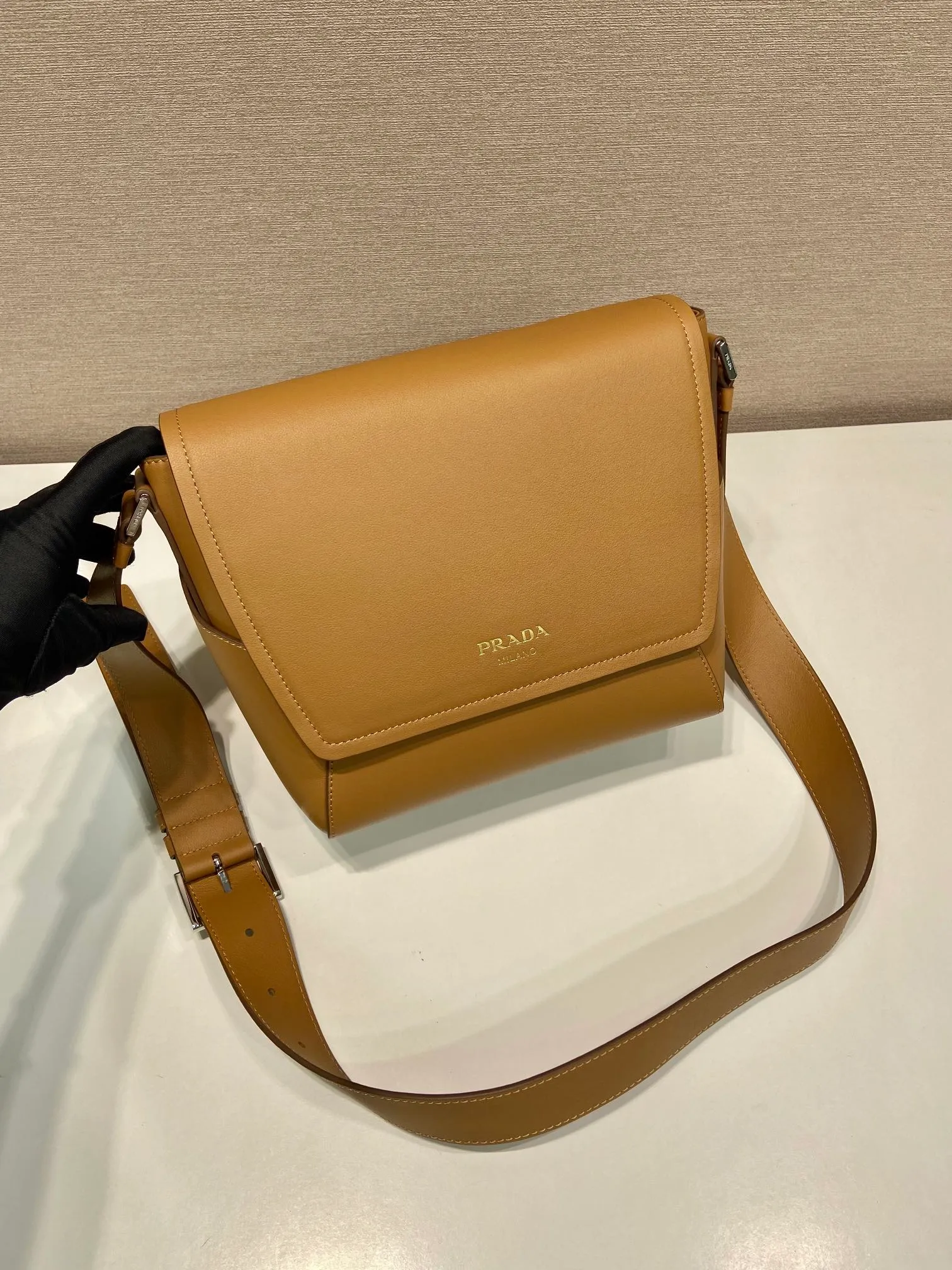 💰1720🎉New messenger bag🎉🎉2VD069🎉🎉 This leather shoulder bag is made of imported calfskin, showing a fashionable and casual style. Compact in a flap silhouette with adjustable shoulder straps, it's detailed with metal hardware and a monogrammed logo. Flip cover design, the upper body effect is very cool, babies, hurry up and get it🎉🎉 Length 22x Height 22x Bottom 12cm🎉🎉🎉👏👏👏