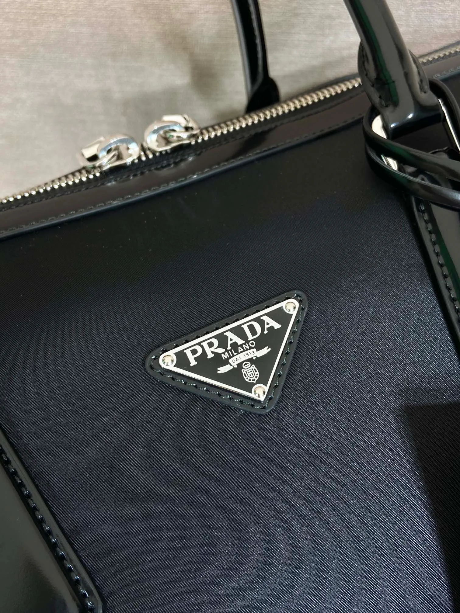 💰1520🎉New travel bag🎉2VC018🎉🎉 This travel bag is made of innovative regenerated nylon fabric Re-Nylon, with exquisite glossy leather details. Two interior pockets provide ample storage space, and are paired with elegant leather handles and a detachable shoulder strap. Convenient and elegant, the enameled triangular metal logo highlights the brand's classic features. Large space/simple and elegant/fashionable, hurry up and get it🎉🎉 Length 50x Height 27.5x Bottom 25cm🎉🎉🎉💰💰💰