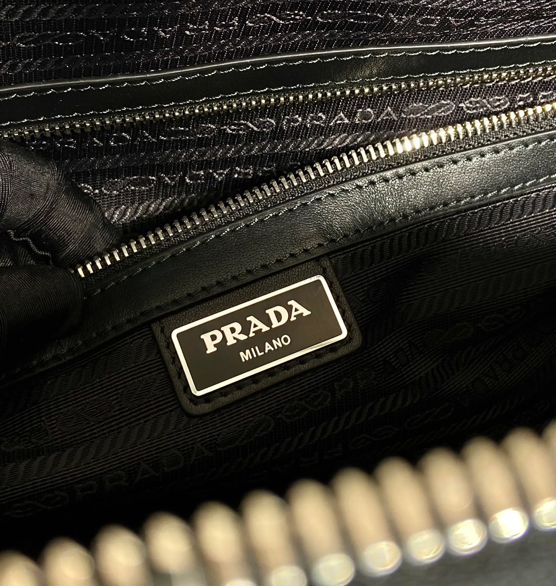 💰1520🎉New travel bag🎉2VC018🎉🎉 This travel bag is made of innovative regenerated nylon fabric Re-Nylon, with exquisite glossy leather details. Two interior pockets provide ample storage space, and are paired with elegant leather handles and a detachable shoulder strap. Convenient and elegant, the enameled triangular metal logo highlights the brand's classic features. Large space/simple and elegant/fashionable, hurry up and get it🎉🎉 Length 50x Height 27.5x Bottom 25cm🎉🎉🎉💰💰💰