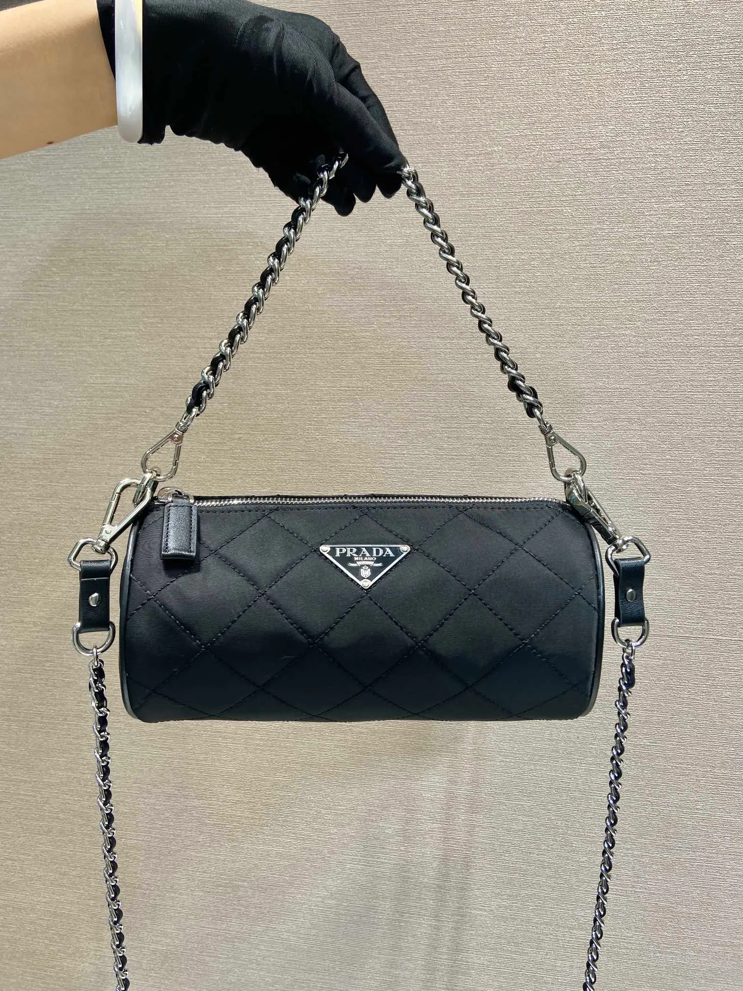 💰920🎉Embroidered Check Hobo🎉1NE546 Pillow Bag🎉🎉 This pillow bag is made of Re-Nylon, which embodies a simple and elegant design. It is equipped with 2 long/short chains, which can be carried by hand or crossbody, with same-color sewing grid lines, and an enamel-coated triangle metal logo. Large capacity space, the upper body effect must be light and practical🎉🎉 Length 22x Height 10.5x Bottom 10.5cm🎉🎉🎉👏👏👏