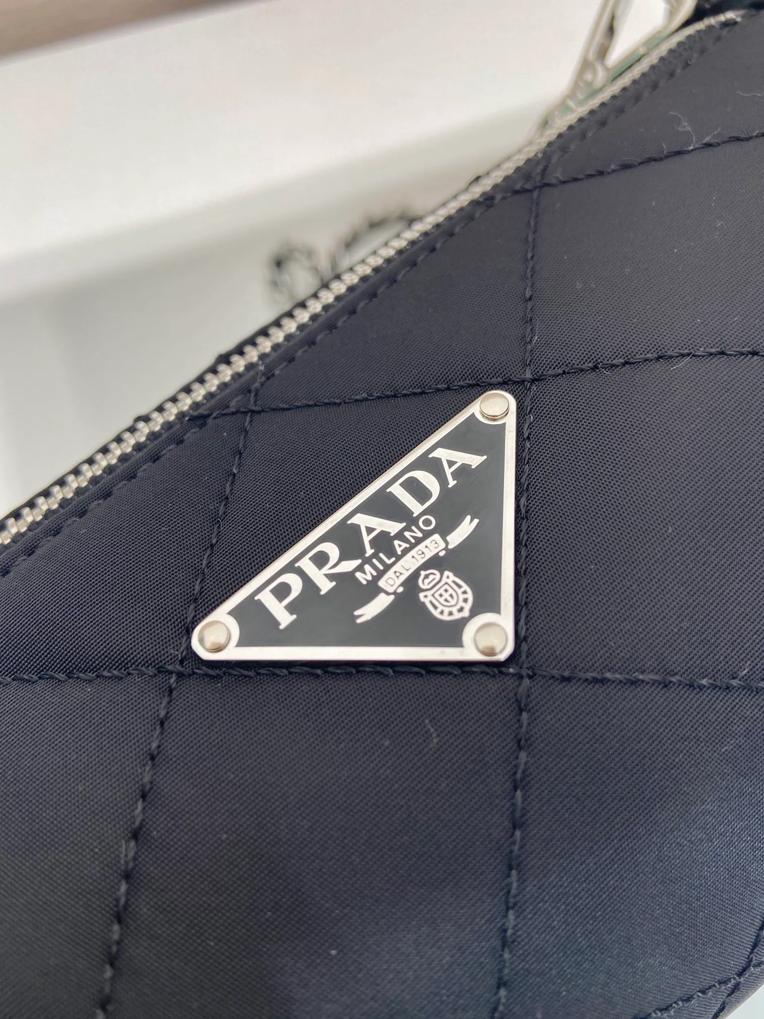 💰920🎉Embroidered Check Hobo🎉1NE546 Pillow Bag🎉🎉 This pillow bag is made of Re-Nylon, which embodies a simple and elegant design. It is equipped with 2 long/short chains, which can be carried by hand or crossbody, with same-color sewing grid lines, and an enamel-coated triangle metal logo. Large capacity space, the upper body effect must be light and practical🎉🎉 Length 22x Height 10.5x Bottom 10.5cm🎉🎉🎉👏👏👏