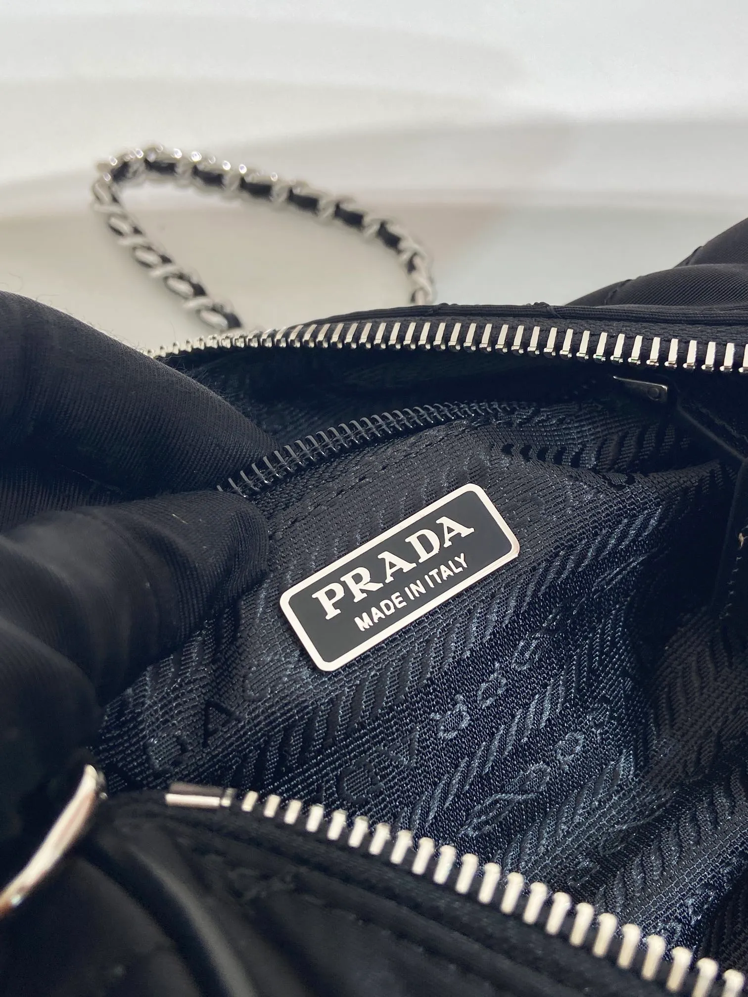 💰920🎉Embroidered Check Hobo🎉1NE546 Pillow Bag🎉🎉 This pillow bag is made of Re-Nylon, which embodies a simple and elegant design. It is equipped with 2 long/short chains, which can be carried by hand or crossbody, with same-color sewing grid lines, and an enamel-coated triangle metal logo. Large capacity space, the upper body effect must be light and practical🎉🎉 Length 22x Height 10.5x Bottom 10.5cm🎉🎉🎉👏👏👏