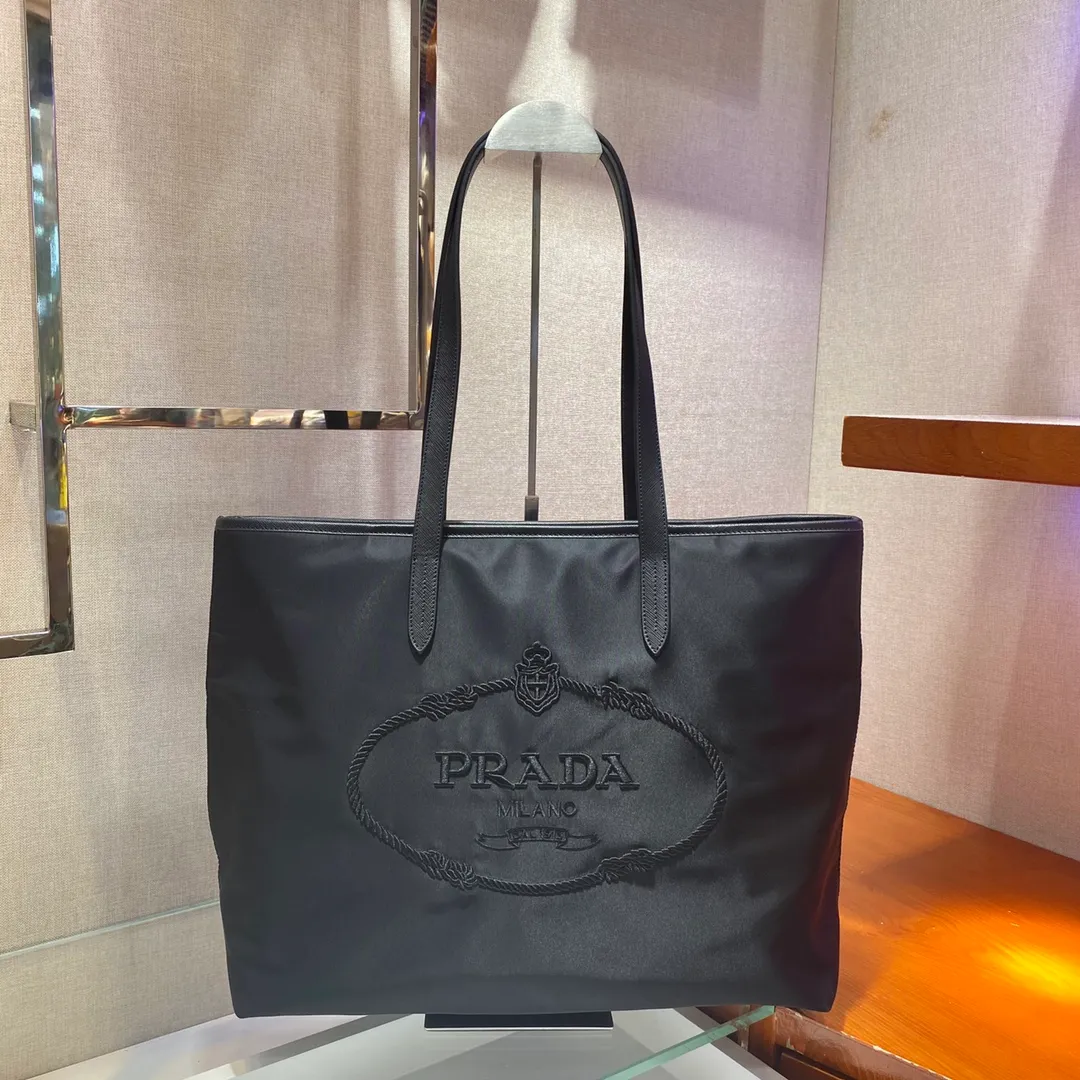 💰920🎉New shopping bag🎉1BG218🎉This large nylon bag is made of imported nylon fabric, with embroidery embellishment on the front, which makes it look more majestic and low-key. It has a very large capacity and can be carried on business trips or daily life. It is no problem to carry two birds with one stone😘😘 Length 38x Height 33x Bottom 8cm