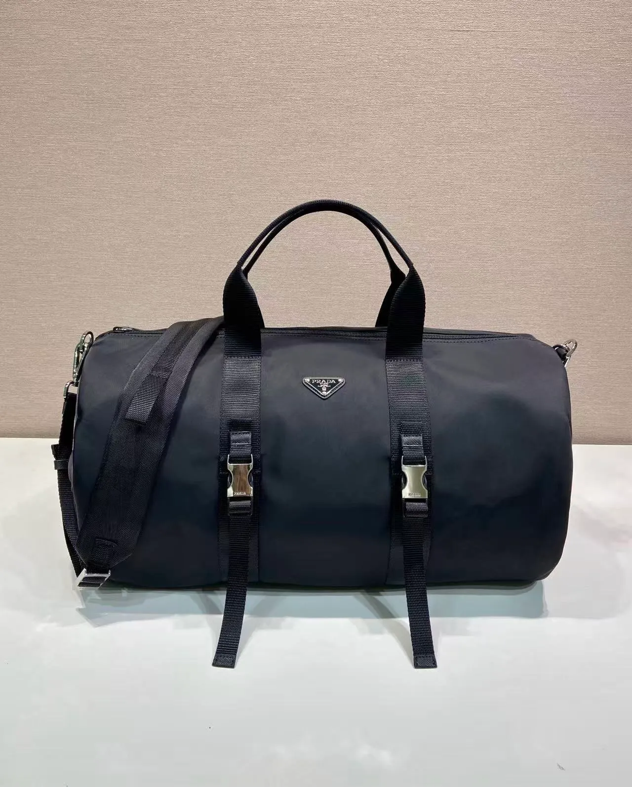 💰1320🔆New travel bag🔆2VC015 upgrade plate🤙🤙 This travel bag is made of imported parachute fabric👏🏻👏🏻, top-grade hardware🤙🤙This unique travel bag is full of modern design, with curved sides and two zippered outer pockets, and the bag is decorated with the iconic triangular metal logo. Lightweight and practical, a must-have for travel👏🏻👏🏻Length 50x Height 27x Bottom 27cm🤙🤙🤙💰💰💰