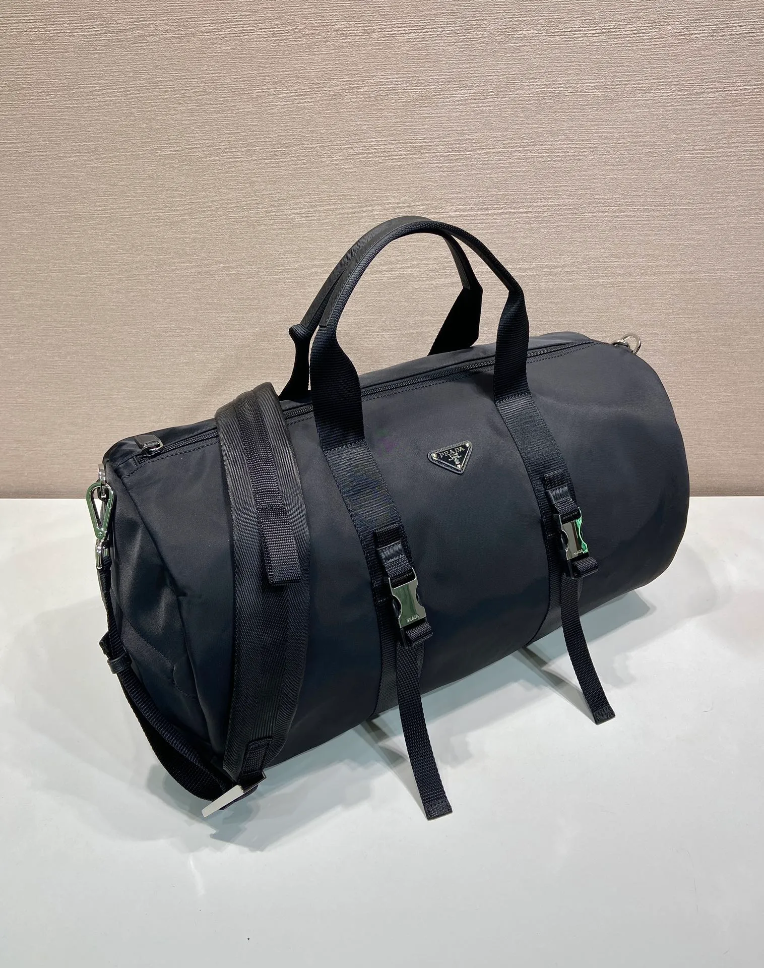 💰1320🔆New travel bag🔆2VC015 upgrade plate🤙🤙 This travel bag is made of imported parachute fabric👏🏻👏🏻, top-grade hardware🤙🤙This unique travel bag is full of modern design, with curved sides and two zippered outer pockets, and the bag is decorated with the iconic triangular metal logo. Lightweight and practical, a must-have for travel👏🏻👏🏻Length 50x Height 27x Bottom 27cm🤙🤙🤙💰💰💰