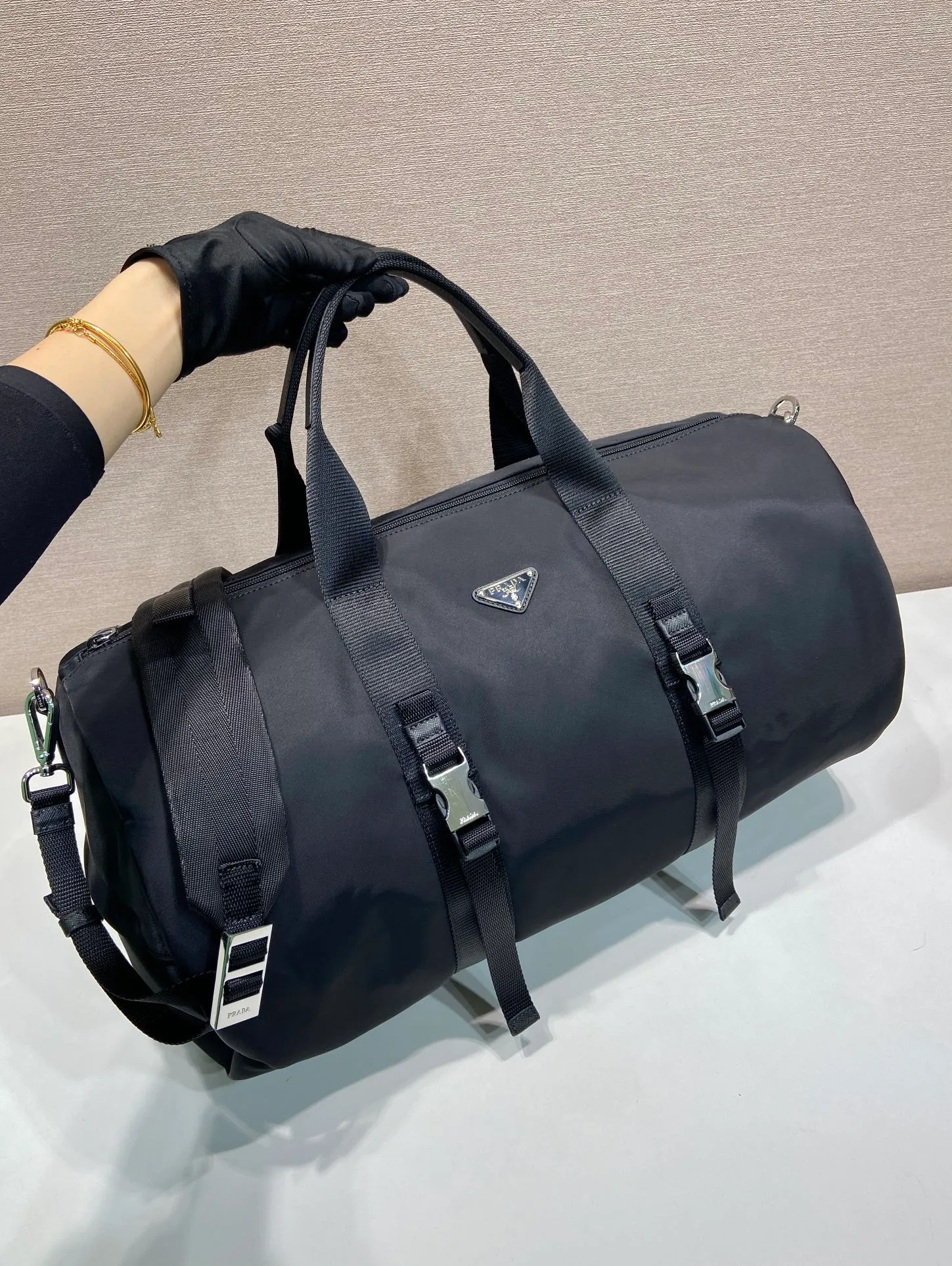 💰1320🔆New travel bag🔆2VC015 upgrade plate🤙🤙 This travel bag is made of imported parachute fabric👏🏻👏🏻, top-grade hardware🤙🤙This unique travel bag is full of modern design, with curved sides and two zippered outer pockets, and the bag is decorated with the iconic triangular metal logo. Lightweight and practical, a must-have for travel👏🏻👏🏻Length 50x Height 27x Bottom 27cm🤙🤙🤙💰💰💰