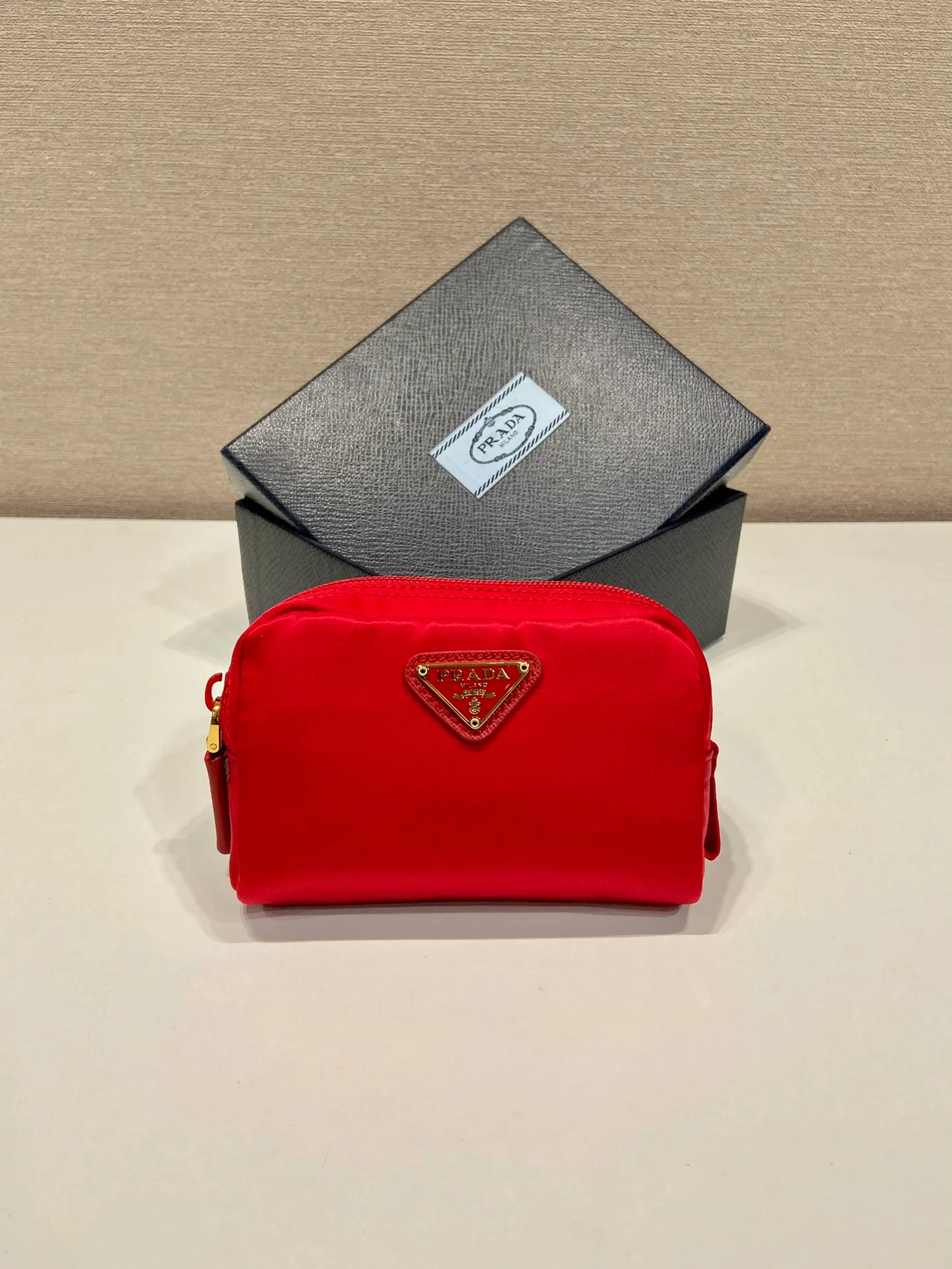 💰280🎉Small clutch🎉1NA339/K gold new product🎉🎉 This clutch is made of innovative Prada Re-Nylon regenerated nylon. The bag has a zipper design, the inner pocket is equipped with a zipper pocket, top-grade hardware, large capacity space, cards/car keys🔑/lipstick💄/all no problem, babies, the little handbag you have been longing for has arrived👏👏 Length 12x Height 8x Bottom 3.5cm🎉🎉🎉👏👏👏