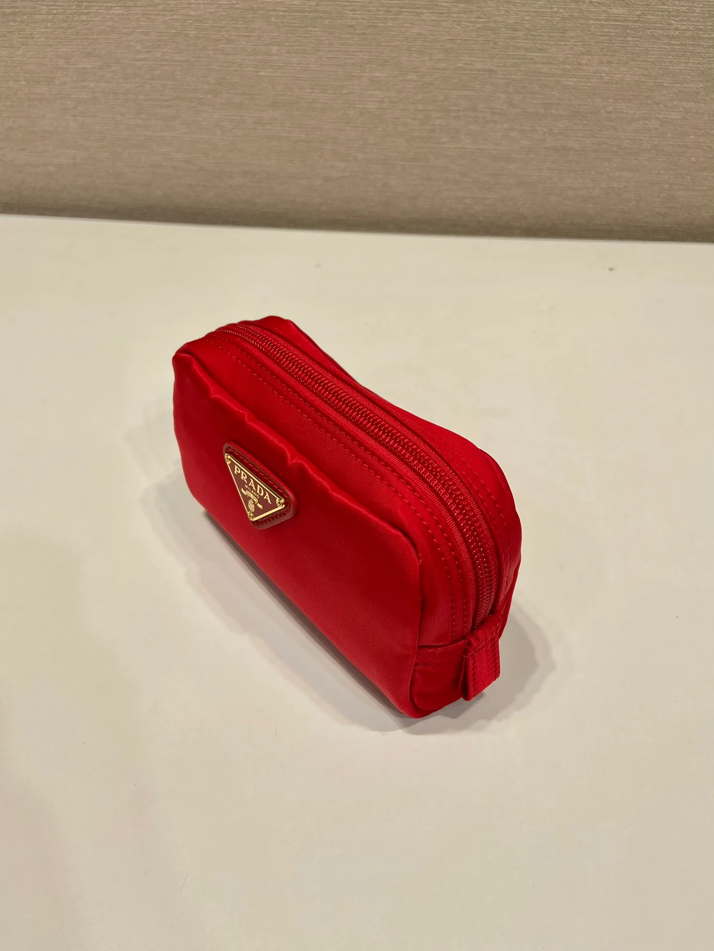 💰280🎉Small clutch🎉1NA339/K gold new product🎉🎉 This clutch is made of innovative Prada Re-Nylon regenerated nylon. The bag has a zipper design, the inner pocket is equipped with a zipper pocket, top-grade hardware, large capacity space, cards/car keys🔑/lipstick💄/all no problem, babies, the little handbag you have been longing for has arrived👏👏 Length 12x Height 8x Bottom 3.5cm🎉🎉🎉👏👏👏