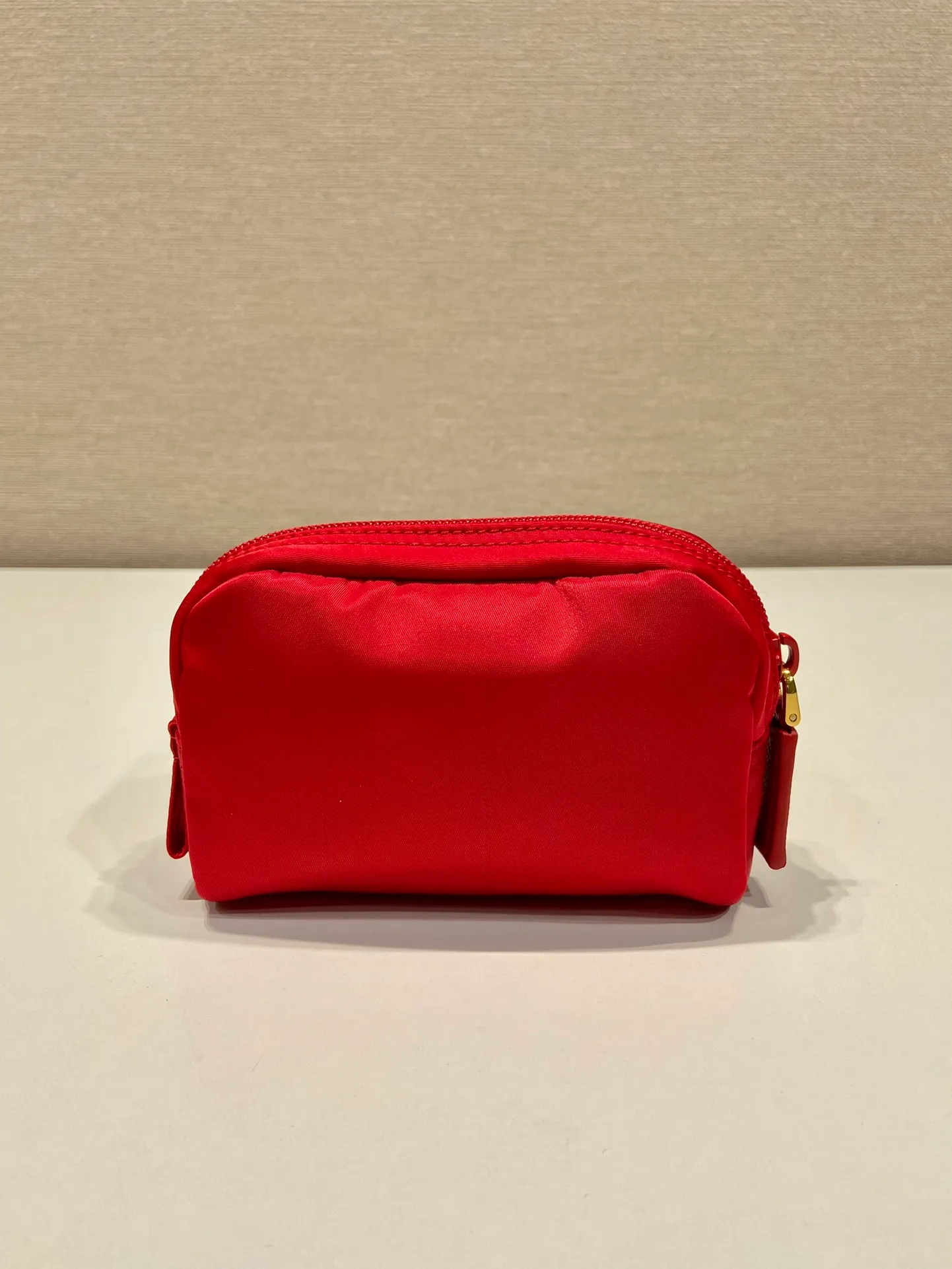 💰280🎉Small clutch🎉1NA339/K gold new product🎉🎉 This clutch is made of innovative Prada Re-Nylon regenerated nylon. The bag has a zipper design, the inner pocket is equipped with a zipper pocket, top-grade hardware, large capacity space, cards/car keys🔑/lipstick💄/all no problem, babies, the little handbag you have been longing for has arrived👏👏 Length 12x Height 8x Bottom 3.5cm🎉🎉🎉👏👏👏