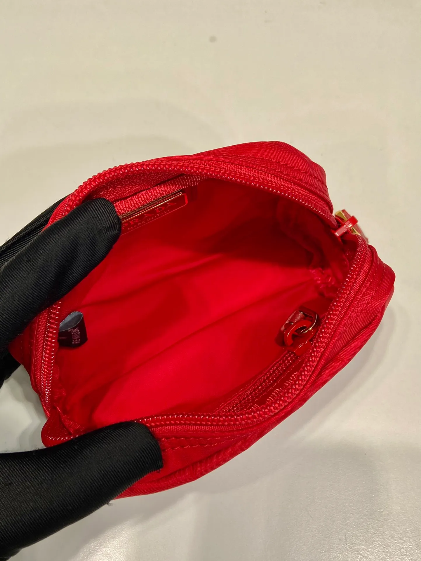 💰280🎉Small clutch🎉1NA339/K gold new product🎉🎉 This clutch is made of innovative Prada Re-Nylon regenerated nylon. The bag has a zipper design, the inner pocket is equipped with a zipper pocket, top-grade hardware, large capacity space, cards/car keys🔑/lipstick💄/all no problem, babies, the little handbag you have been longing for has arrived👏👏 Length 12x Height 8x Bottom 3.5cm🎉🎉🎉👏👏👏