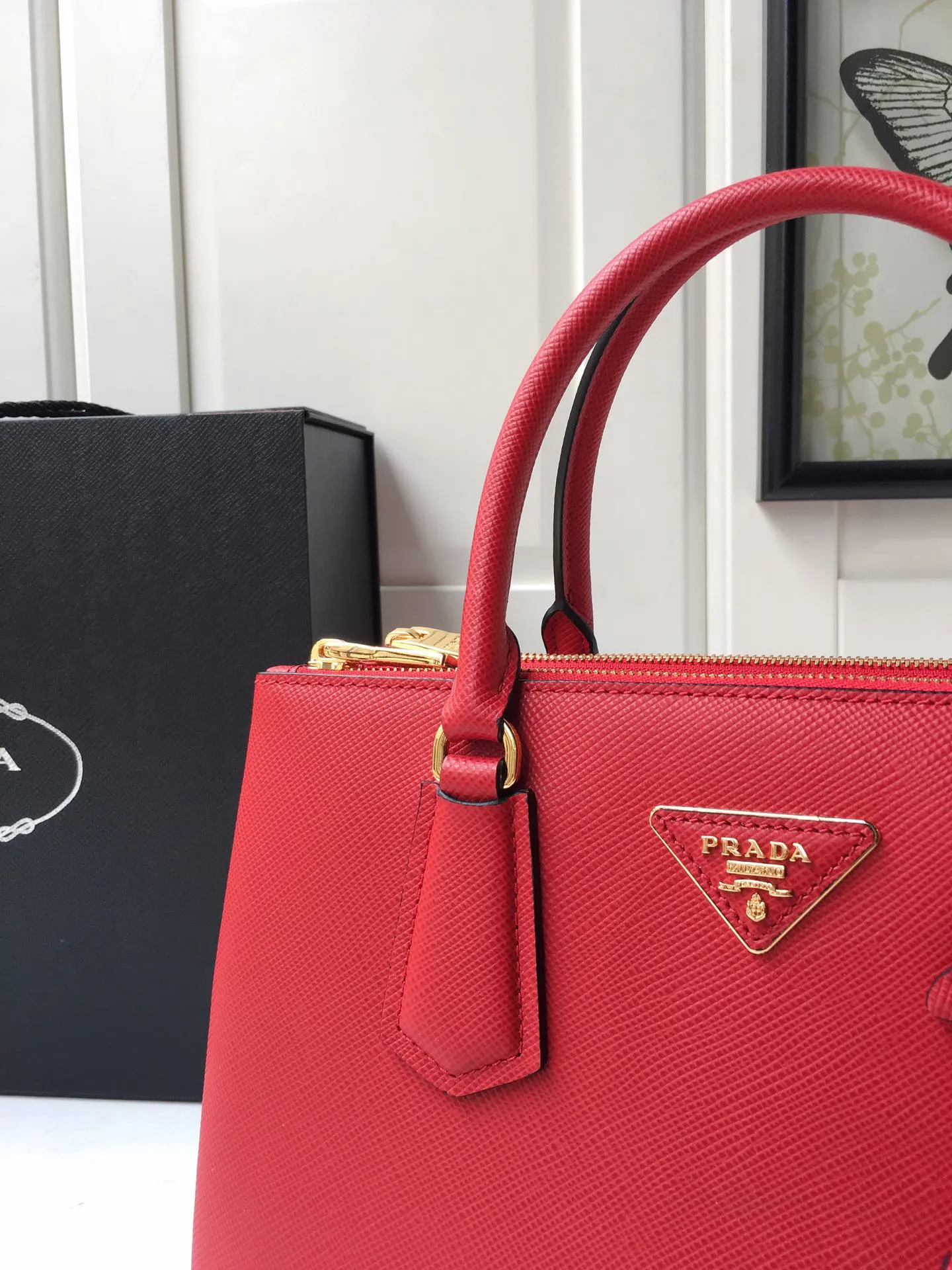 💰2040🎉1BA232 hot model🎉, original item👍👍 Made of imported Saffiano leather material, double leather handles, detachable and adjustable leather shoulder straps, and two zipper pockets on the outside. This Galleria handbag has a classic and timeless design. It is the most iconic classic hot style, a favorite of ladies😘, length 31X height 22.5x bottom 13.5cm👏