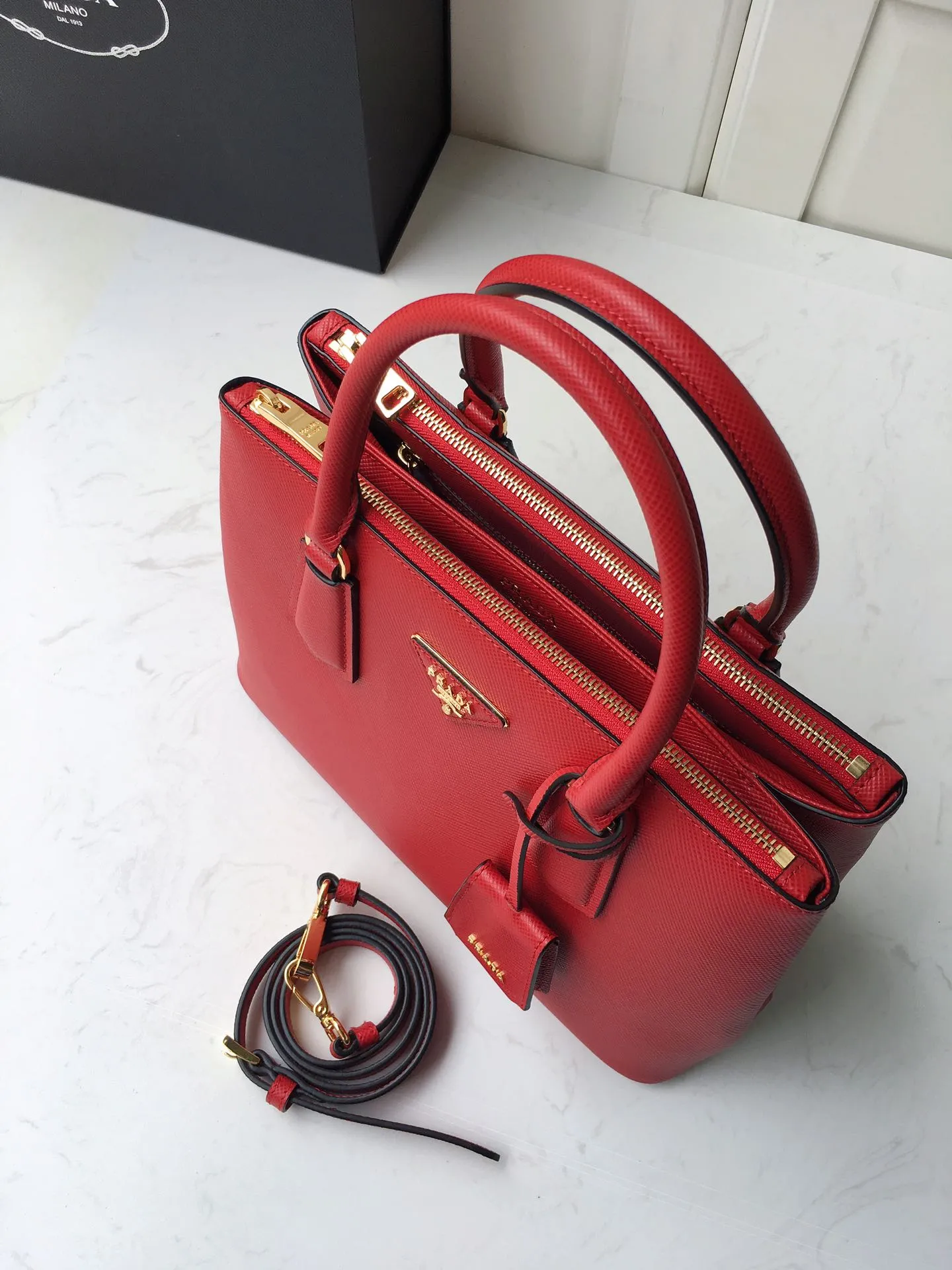 💰2040🎉1BA232 hot model🎉, original item👍👍 Made of imported Saffiano leather material, double leather handles, detachable and adjustable leather shoulder straps, and two zipper pockets on the outside. This Galleria handbag has a classic and timeless design. It is the most iconic classic hot style, a favorite of ladies😘, length 31X height 22.5x bottom 13.5cm👏