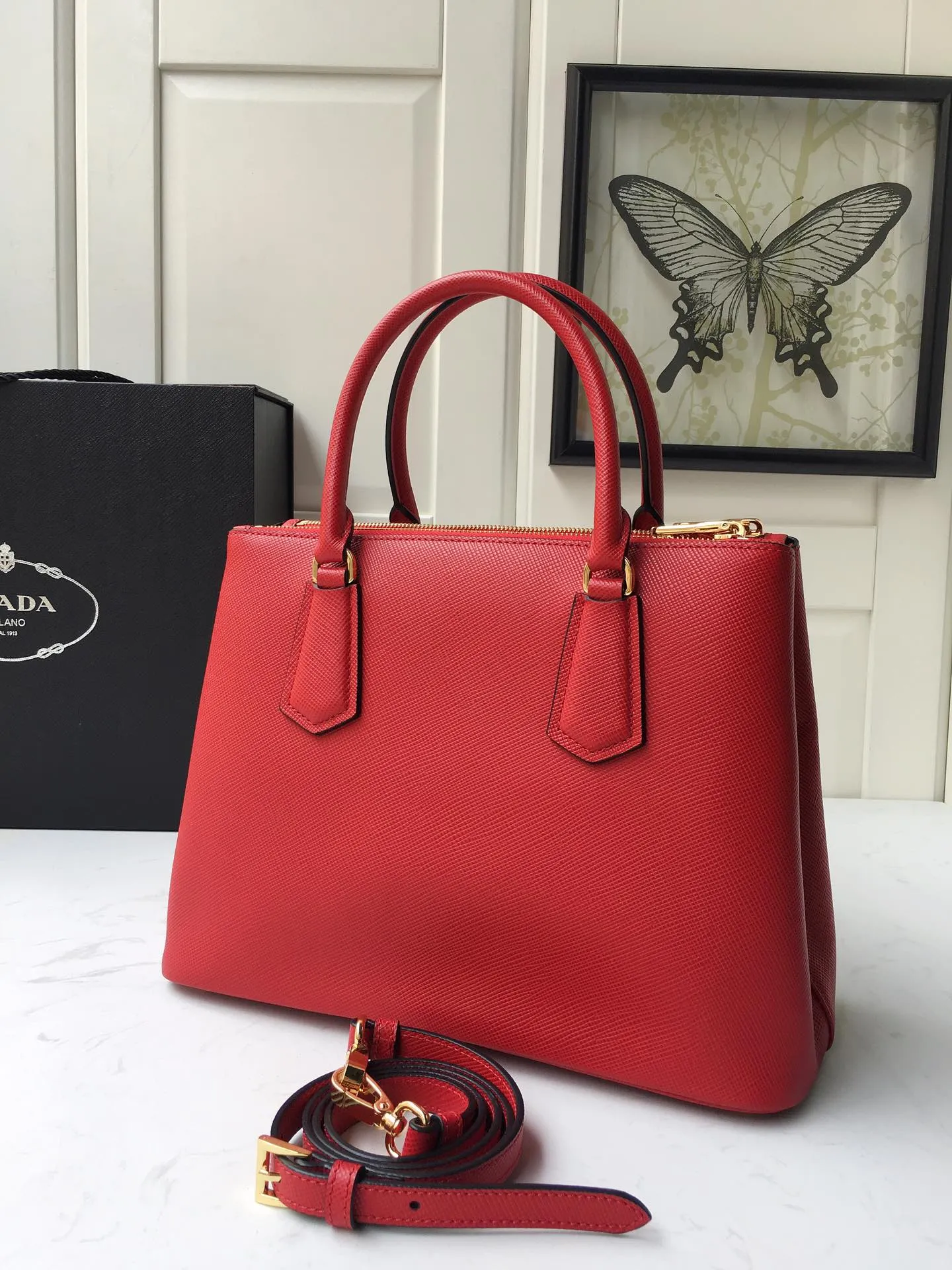 💰2040🎉1BA232 hot model🎉, original item👍👍 Made of imported Saffiano leather material, double leather handles, detachable and adjustable leather shoulder straps, and two zipper pockets on the outside. This Galleria handbag has a classic and timeless design. It is the most iconic classic hot style, a favorite of ladies😘, length 31X height 22.5x bottom 13.5cm👏