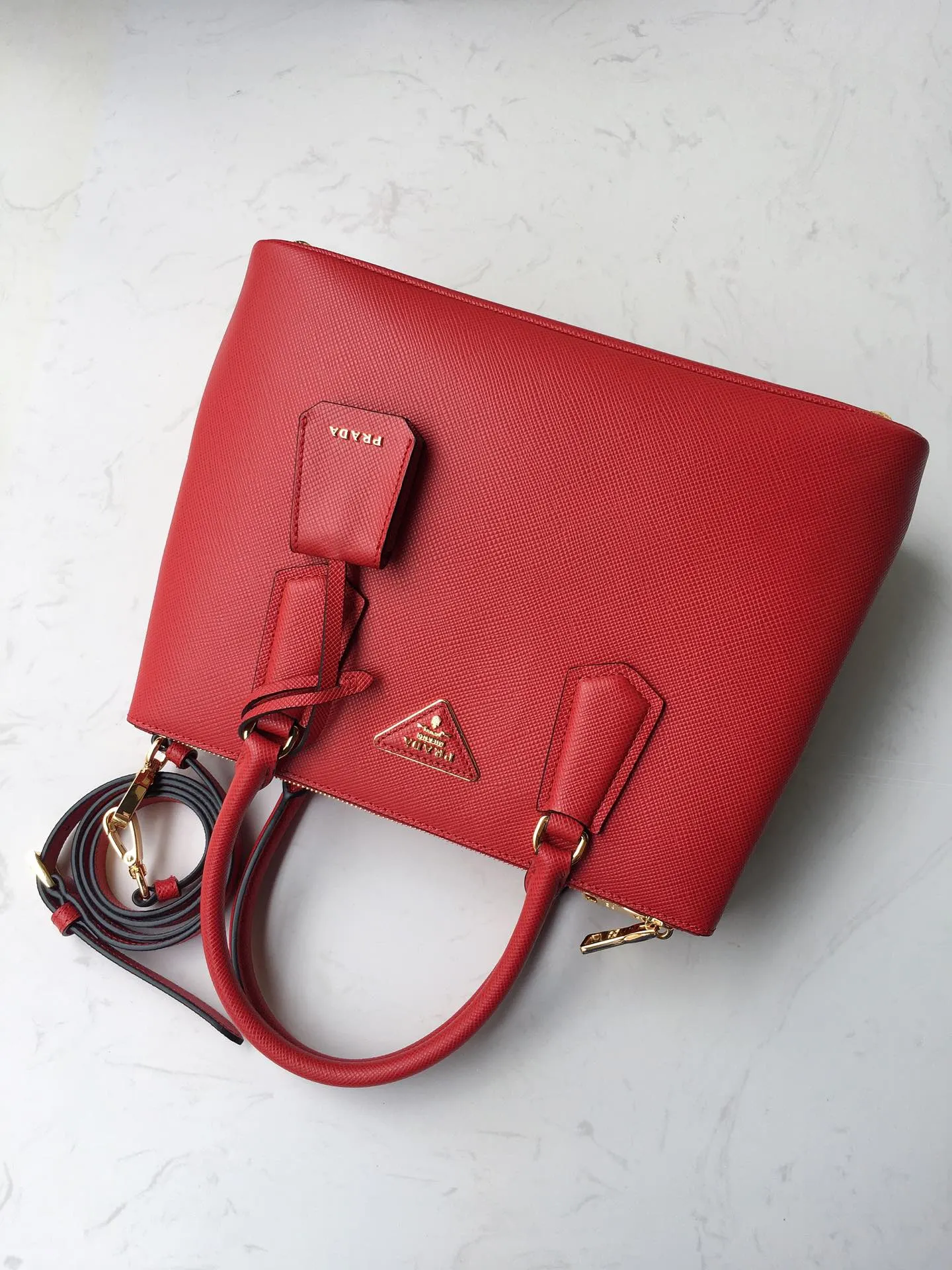 💰2040🎉1BA232 hot model🎉, original item👍👍 Made of imported Saffiano leather material, double leather handles, detachable and adjustable leather shoulder straps, and two zipper pockets on the outside. This Galleria handbag has a classic and timeless design. It is the most iconic classic hot style, a favorite of ladies😘, length 31X height 22.5x bottom 13.5cm👏