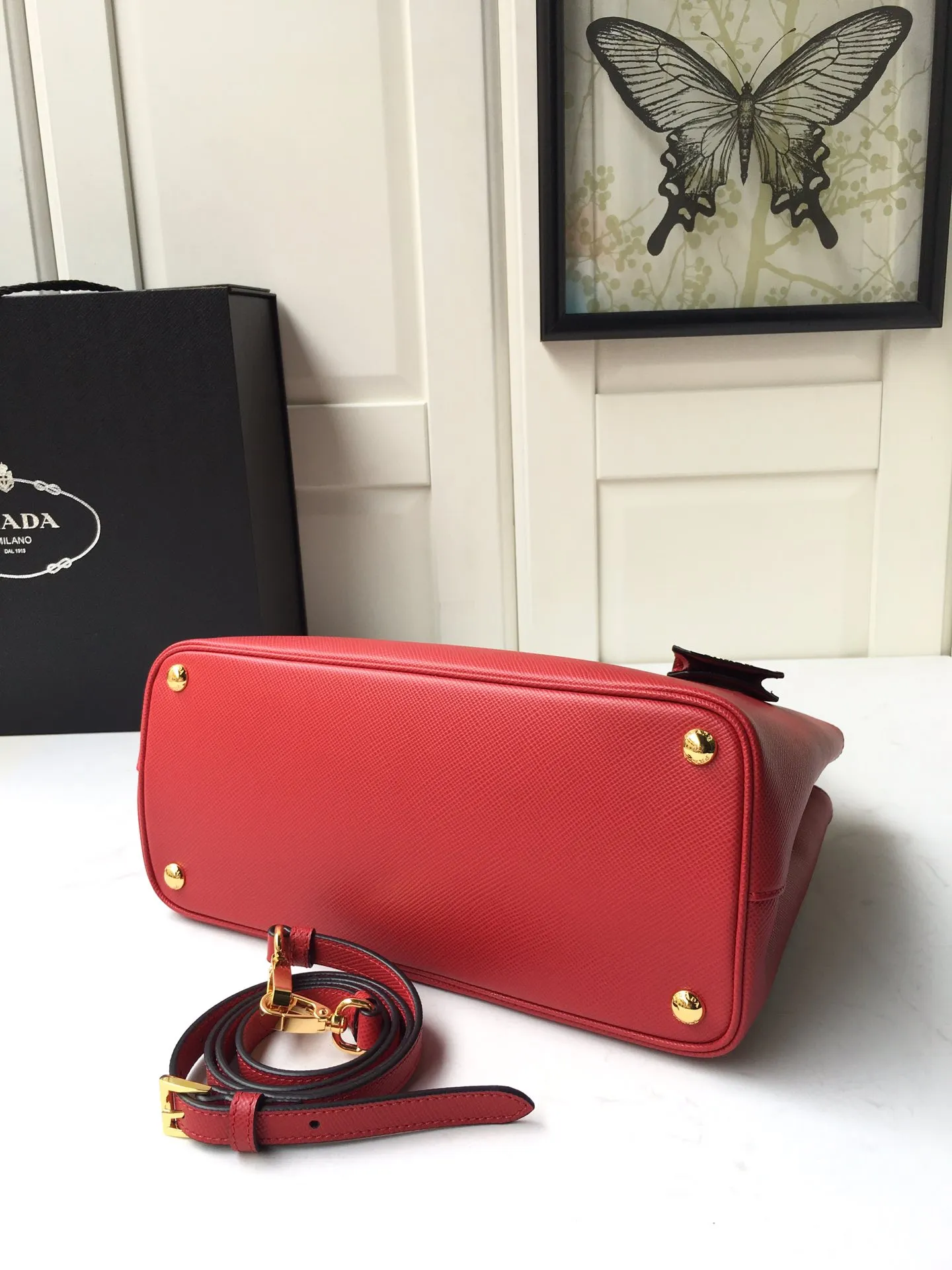💰2040🎉1BA232 hot model🎉, original item👍👍 Made of imported Saffiano leather material, double leather handles, detachable and adjustable leather shoulder straps, and two zipper pockets on the outside. This Galleria handbag has a classic and timeless design. It is the most iconic classic hot style, a favorite of ladies😘, length 31X height 22.5x bottom 13.5cm👏