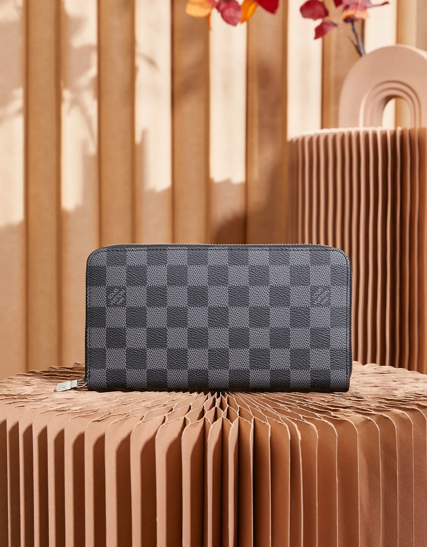 p¥320 👉nfc dynamic chip version👈【Top original order, all-steel hardware】Large N60111 Black Check Hand Wallet ZIPPY ORGANIZER Zipper Wallet The Zippy Organizer zipper wallet is made of classic Damier Ebene canvas. It has an extremely compact and compact shape, and combines fashionable design with practical functionality. The wrap-around zipper closure brings together a series of practical functional elements, such as multiple credit card slots, a 62581 zippered coin compartment and a large ticket pocket. 21.0 x 12.0 cm (length x height). Comes with gift box