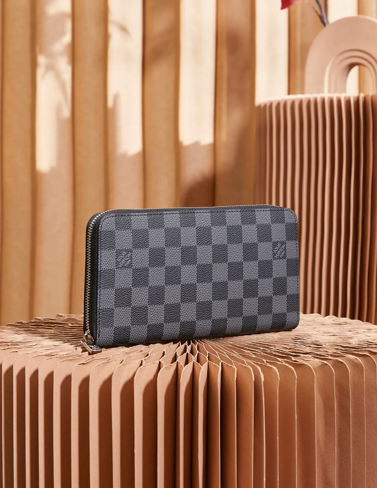 p¥320 👉nfc dynamic chip version👈【Top original order, all-steel hardware】Large N60111 Black Check Hand Wallet ZIPPY ORGANIZER Zipper Wallet The Zippy Organizer zipper wallet is made of classic Damier Ebene canvas. It has an extremely compact and compact shape, and combines fashionable design with practical functionality. The wrap-around zipper closure brings together a series of practical functional elements, such as multiple credit card slots, a 62581 zippered coin compartment and a large ticket pocket. 21.0 x 12.0 cm (length x height). Comes with gift box