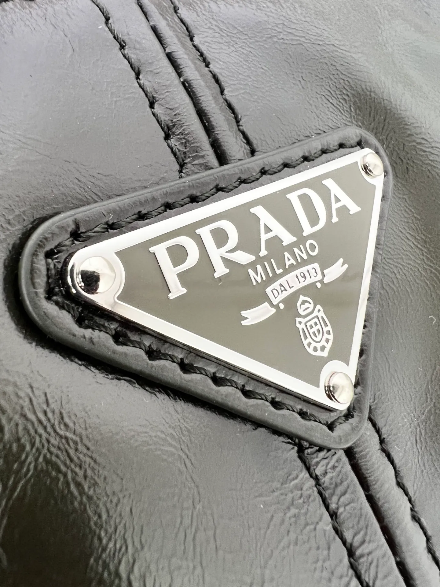 💰1700✨New first release✨New men's holiday series distressed oil-wax leather shoulder bag 2VH187. Carefully crafted with retro soft oil-wax leather. Polished steel brushed metal accessories. Classic front enamel triangle logo. Equipped with zippered main compartment and inner and outer pockets. The advanced and versatile design is popular in the fashion circle. The bag is extremely functional and has an amazing inner capacity. Size 35*22*12cm green