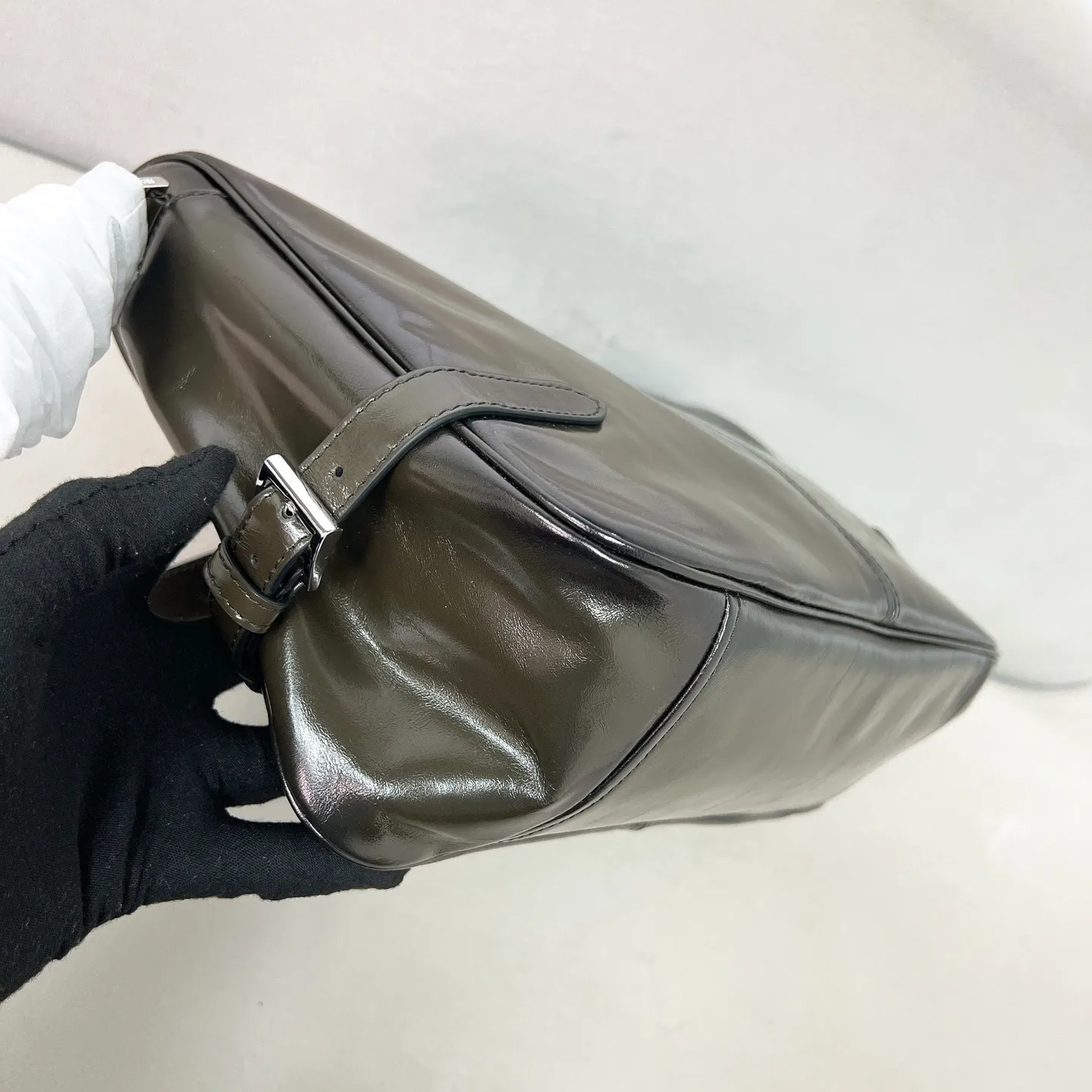 💰1700✨New first release✨New men's holiday series distressed oil-wax leather shoulder bag 2VH187. Carefully crafted with retro soft oil-wax leather. Polished steel brushed metal accessories. Classic front enamel triangle logo. Equipped with zippered main compartment and inner and outer pockets. The advanced and versatile design is popular in the fashion circle. The bag is extremely functional and has an amazing inner capacity. Size 35*22*12cm green