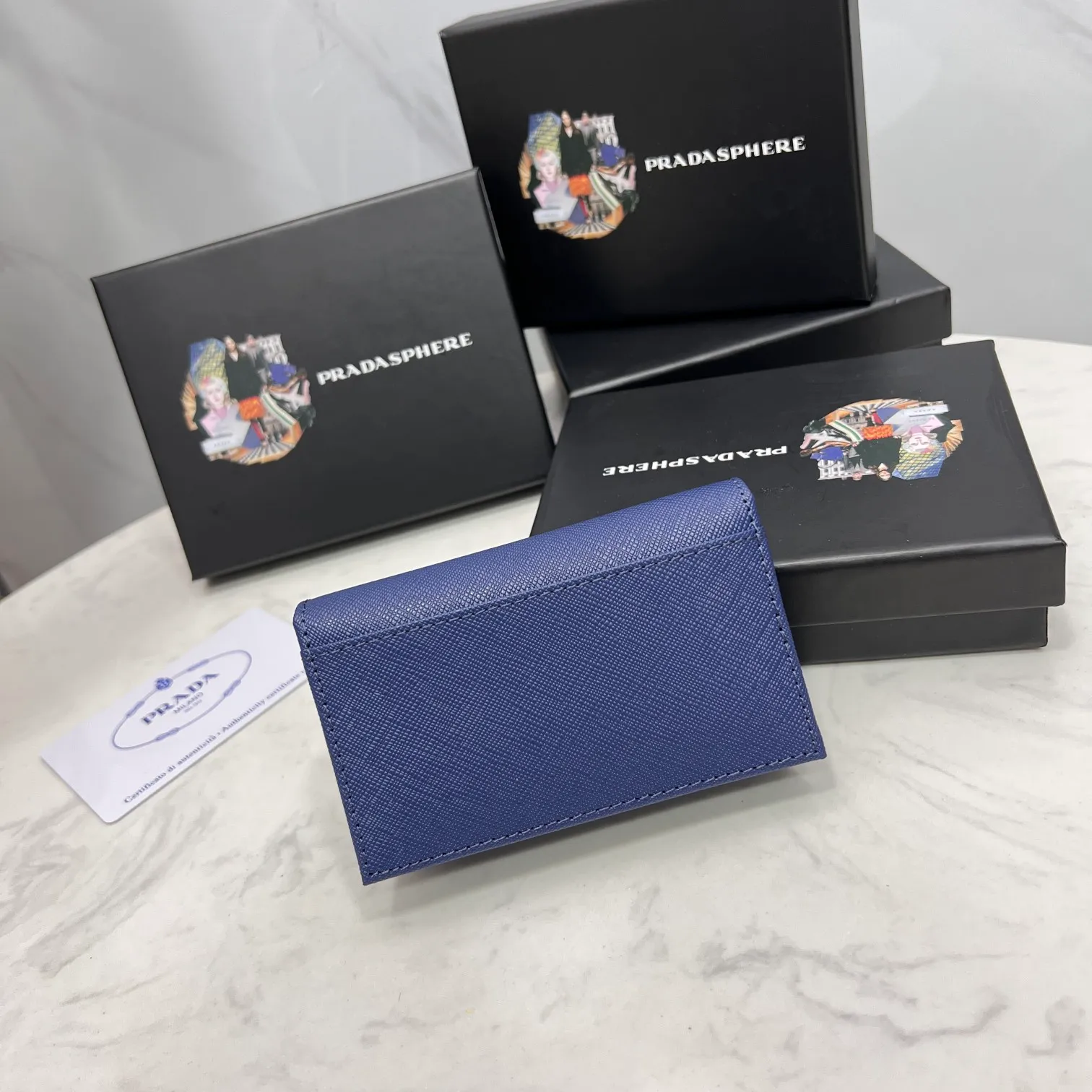Batch 150 PRADA👏👏Hot-selling men’s card holder💼The latest style at the counter, synchronized with the official website, genuine product development, Italian top-quality original single cross-grain cowhide with excellent texture, threaded lining and imported hardware accessories! Exquisite routing is even and neat, oil edges are smooth, number: ML205, size: length 11cm, height 6.5cm, color: red, black, plum red, blue, pink