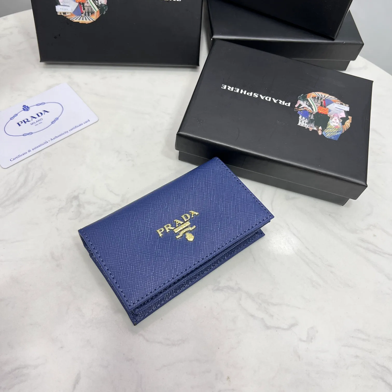 Batch 150 PRADA👏👏Hot-selling men’s card holder💼The latest style at the counter, synchronized with the official website, genuine product development, Italian top-quality original single cross-grain cowhide with excellent texture, threaded lining and imported hardware accessories! Exquisite routing is even and neat, oil edges are smooth, number: ML205, size: length 11cm, height 6.5cm, color: red, black, plum red, blue, pink