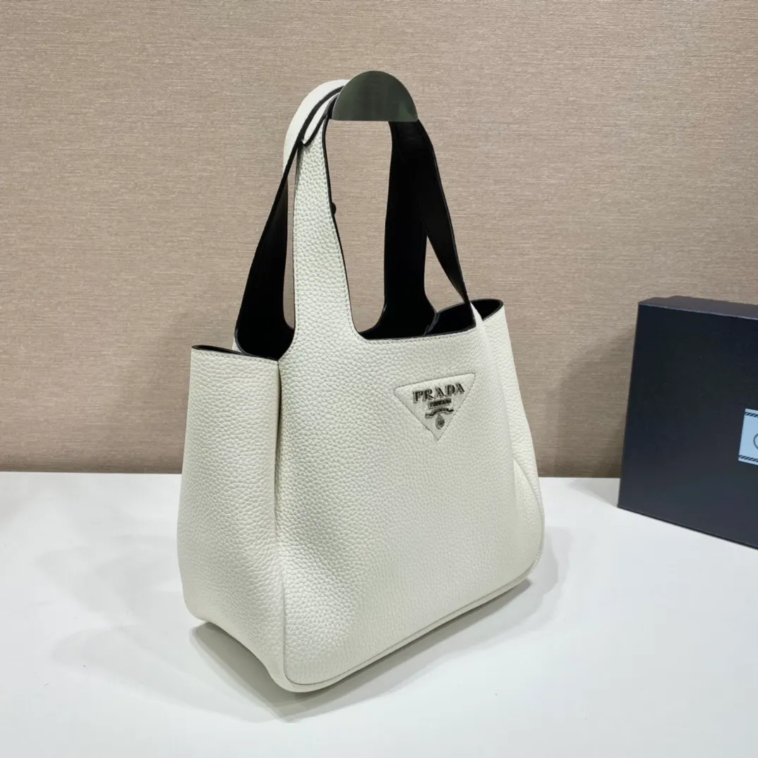 💰1700, vegetable basket🎉🎉 ✨New bucket bag✨1BG335😘Ice gray latest vegetable basket😘😘 The vegetable basket tote underarm bag is made of soft and delicate calfskin, with imported sheepskin interior and top-grade white lace hardware. The overall feel is very soft/lightweight😘😘It has many compartments and can be carried or used as an under-the-bag bag. It can be matched with different clothes. So beautiful😘😘Hurry up and get it🙊 Length 25x height 21.5x bottom 14cm👏👏👏💰💰💰