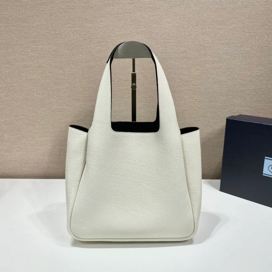 💰1700, vegetable basket🎉🎉 ✨New bucket bag✨1BG335😘Ice gray latest vegetable basket😘😘 The vegetable basket tote underarm bag is made of soft and delicate calfskin, with imported sheepskin interior and top-grade white lace hardware. The overall feel is very soft/lightweight😘😘It has many compartments and can be carried or used as an under-the-bag bag. It can be matched with different clothes. So beautiful😘😘Hurry up and get it🙊 Length 25x height 21.5x bottom 14cm👏👏👏💰💰💰