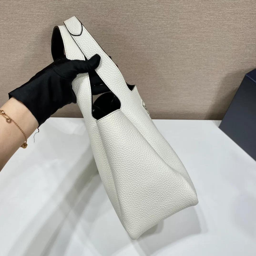 💰1700, vegetable basket🎉🎉 ✨New bucket bag✨1BG335😘Ice gray latest vegetable basket😘😘 The vegetable basket tote underarm bag is made of soft and delicate calfskin, with imported sheepskin interior and top-grade white lace hardware. The overall feel is very soft/lightweight😘😘It has many compartments and can be carried or used as an under-the-bag bag. It can be matched with different clothes. So beautiful😘😘Hurry up and get it🙊 Length 25x height 21.5x bottom 14cm👏👏👏💰💰💰