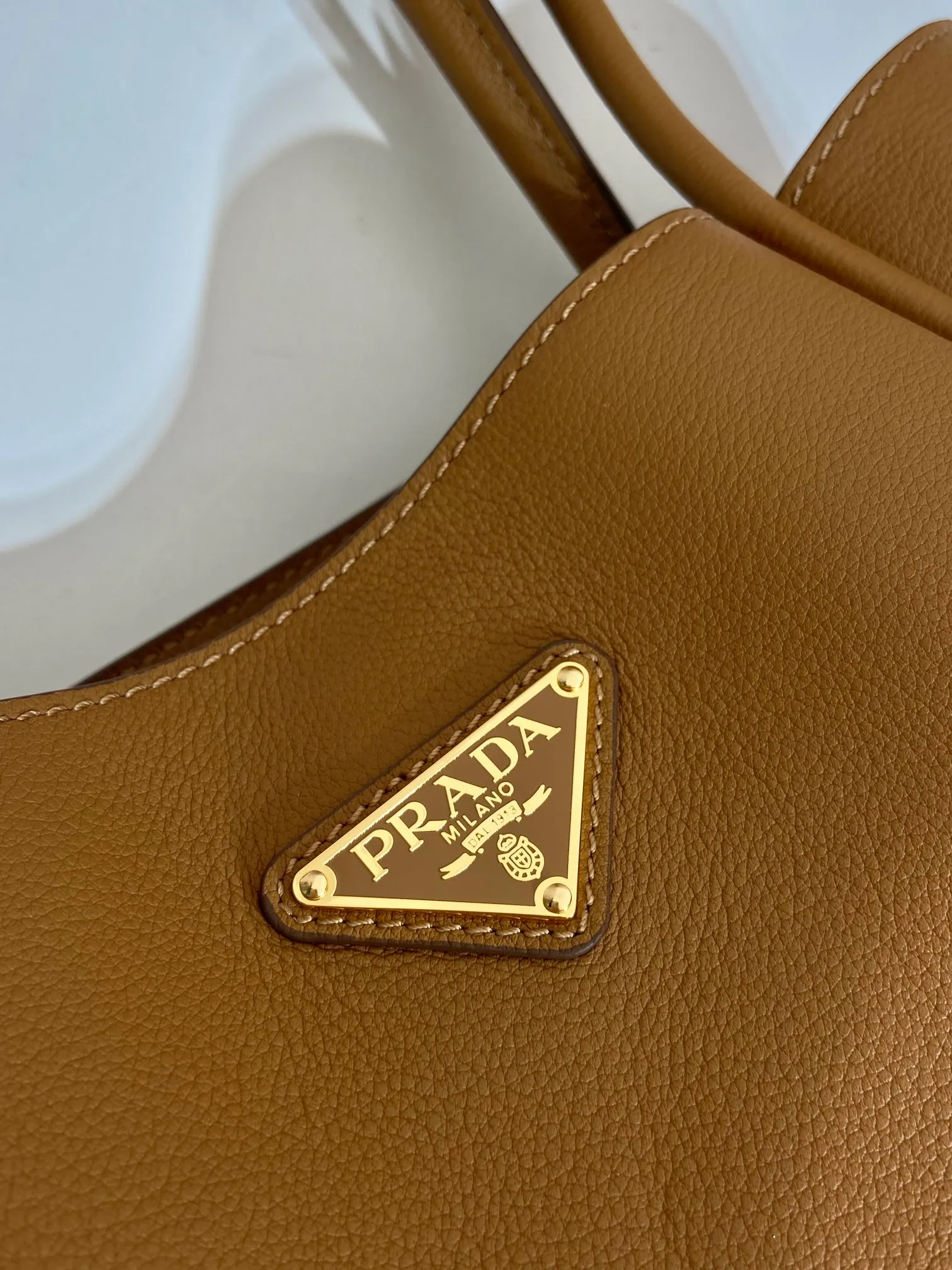 💰1500🎉New product🎉1BG539 shoulder style🎉🎉 This shoulder style is made of oral calfskin and top-grade hardware. It can be carried by hand or carried on the shoulder. It is equipped with 2 compartments in the front and back panels. It has a large capacity, is simple and practical, and has a beautiful upper body effect. Babies. Hurry up and get it🎉🎉 Length 25x Height 18.5x Bottom 12.5cm🎉🎉🎉👏👏👏