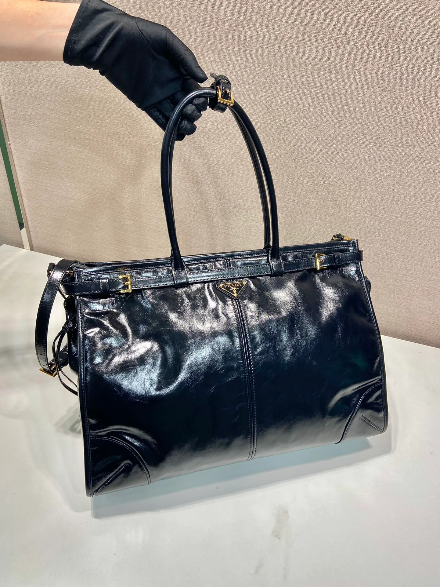 💰2160🎉LusSolf Oil Wax Skin🎉1BA439 Extra Large🎉🎉 This hand-held crossbody bag is made of imported waxed leather. Its shiny color exudes a classic atmosphere. It is equipped with a detachable and adjustable long shoulder strap, which is convenient for matching on different occasions. It has a very large capacity and is easy to use. It is definitely a must-have for fashionistas. Hurry up and take this retro-style handbag home! Length 42x Height 30x Bottom 12cm🎉🎉🎉👏👏👏