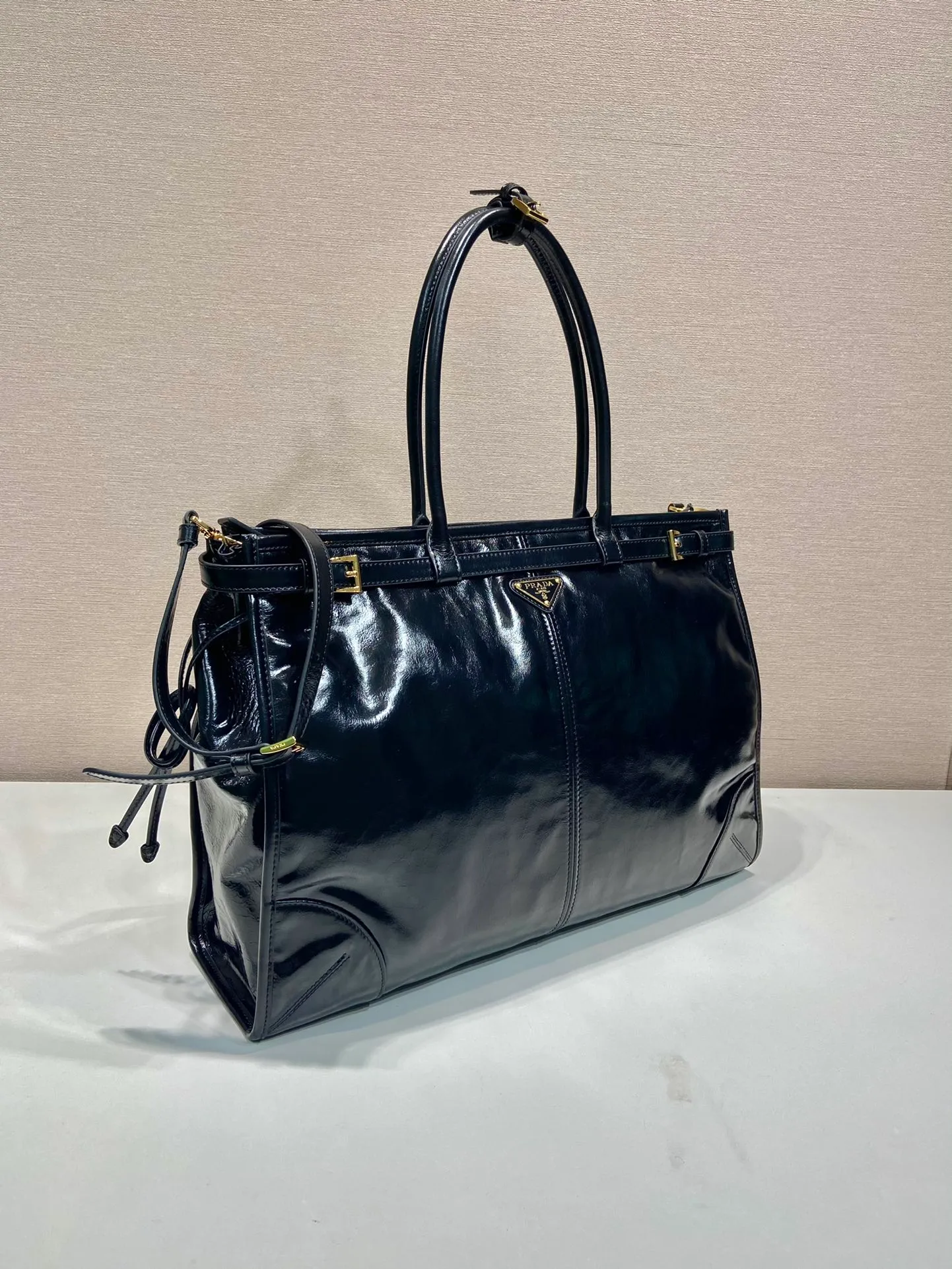 💰2160🎉LusSolf Oil Wax Skin🎉1BA439 Extra Large🎉🎉 This hand-held crossbody bag is made of imported waxed leather. Its shiny color exudes a classic atmosphere. It is equipped with a detachable and adjustable long shoulder strap, which is convenient for matching on different occasions. It has a very large capacity and is easy to use. It is definitely a must-have for fashionistas. Hurry up and take this retro-style handbag home! Length 42x Height 30x Bottom 12cm🎉🎉🎉👏👏👏