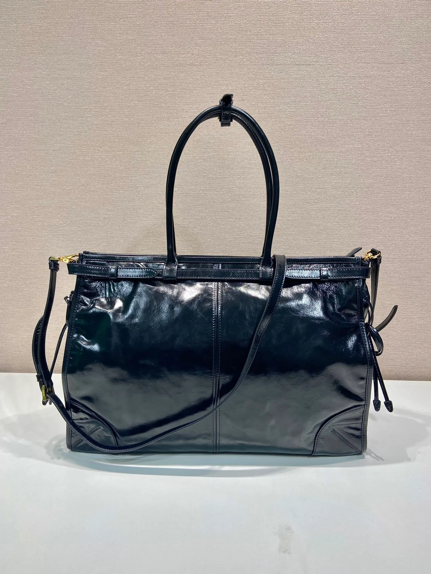 💰2160🎉LusSolf Oil Wax Skin🎉1BA439 Extra Large🎉🎉 This hand-held crossbody bag is made of imported waxed leather. Its shiny color exudes a classic atmosphere. It is equipped with a detachable and adjustable long shoulder strap, which is convenient for matching on different occasions. It has a very large capacity and is easy to use. It is definitely a must-have for fashionistas. Hurry up and take this retro-style handbag home! Length 42x Height 30x Bottom 12cm🎉🎉🎉👏👏👏