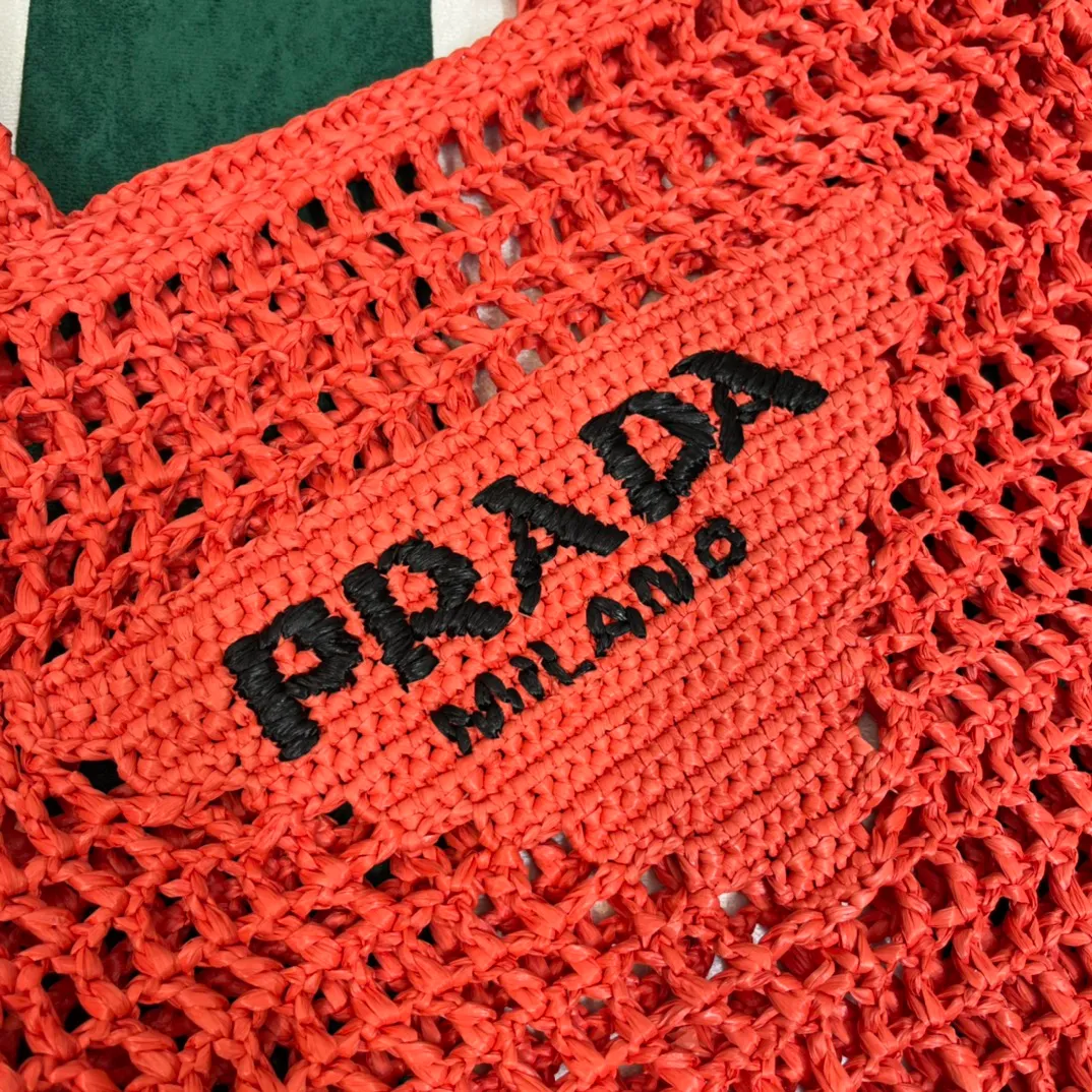 💰1160 Raffia Upgraded Version/Shrimp Orange🦐 𝗣𝗿'𝗮𝗱𝗮Raffia Fiber Tote Bag Made of high-quality imported raffia🌿 Purely handmade! Every craftsman makes it with care and crochets it stitch by stitch! How can summer outings, picnics, and photo shoots be complete without a beautiful, lightweight and chic straw bag? 393 Size: 36×4×38cm