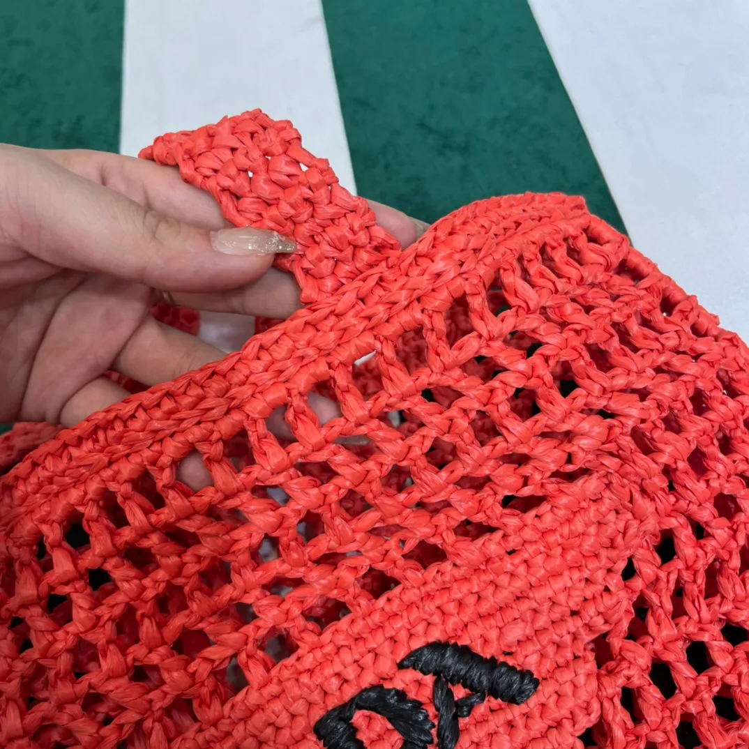 💰1160 Raffia Upgraded Version/Shrimp Orange🦐 𝗣𝗿'𝗮𝗱𝗮Raffia Fiber Tote Bag Made of high-quality imported raffia🌿 Purely handmade! Every craftsman makes it with care and crochets it stitch by stitch! How can summer outings, picnics, and photo shoots be complete without a beautiful, lightweight and chic straw bag? 393 Size: 36×4×38cm