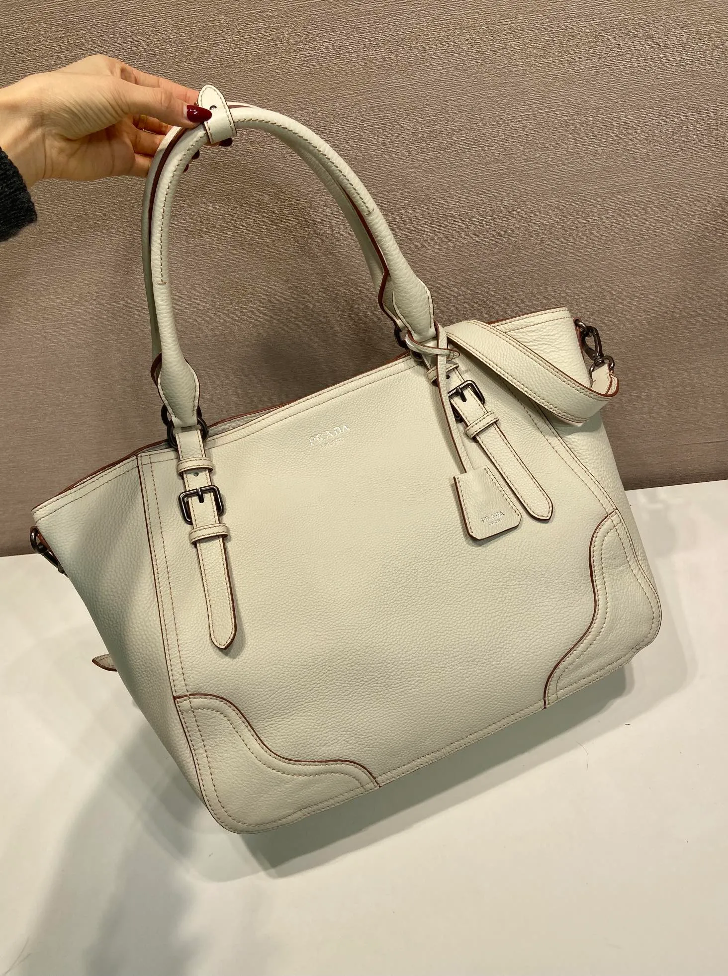 💰2040🎉New Arrival🎉1BG602🎉🎉 This tote bag marks a return to the roots of our DNA, with a design reminiscent of travel themes. The loose, functional silhouette is made from richly textured leather with irregular textures for a natural yet refined effect. Leather handles Removable and adjustable buckskin shoulder strap with embossed letter logo on the front Magnetic closure, nylon lining with logo, two pockets, one of which is zippered, large capacity, another timeless and popular style, get it now 🎉🎉 Length 38x Height 32x Bottom 14cm🎉🎉🎉💰💰💰