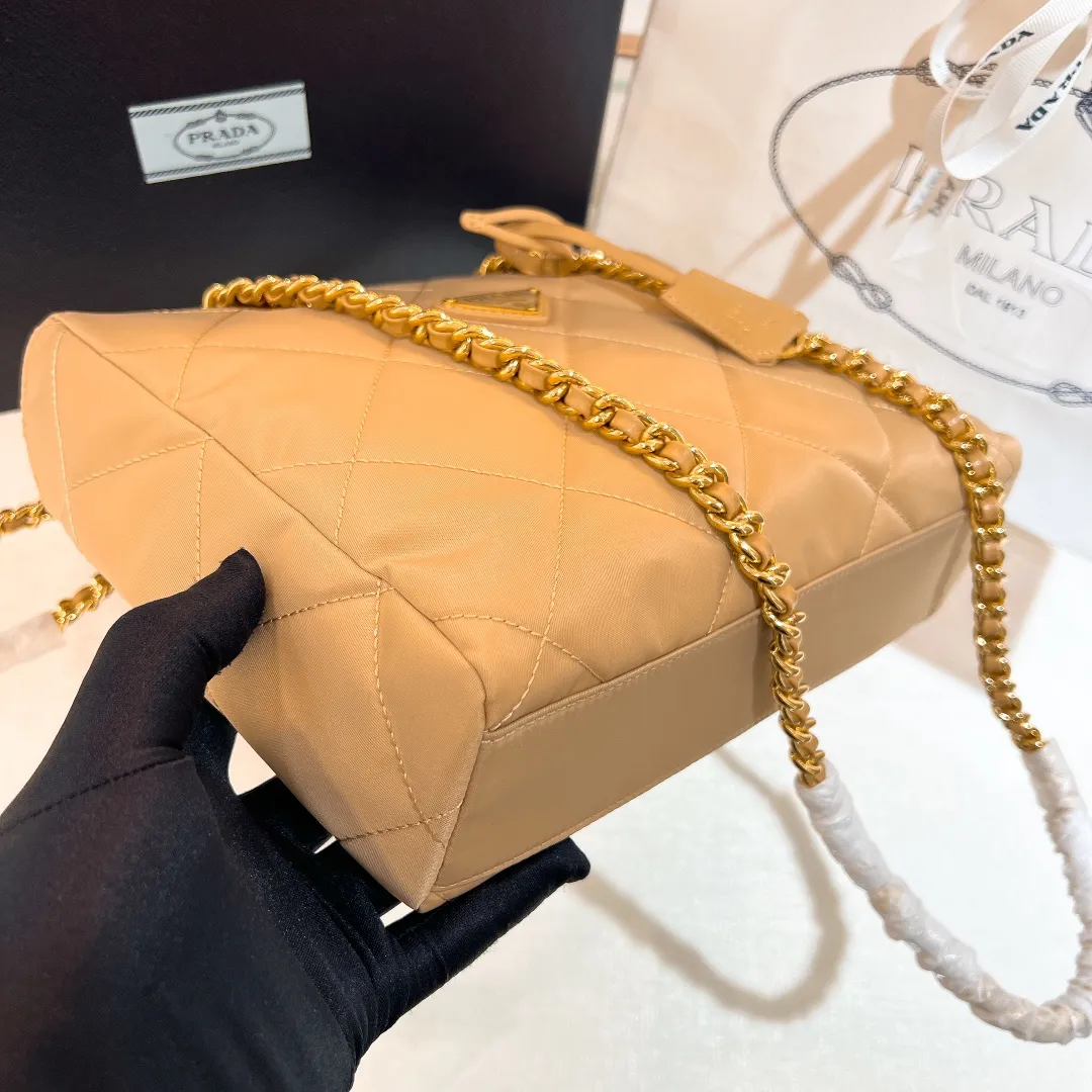 💰1120✨New product launch✨Middle-hand series chain shoulder bag/tramp bag Re-Edition19951BG468 The most fashionable retro bag type in the middle-hand series. The gold size is 25cm, suitable for fairies of all heights. It is super versatile and good-looking. Fashionable people must buy it! It is not only practical, lightweight, but also good-looking. It has a super large capacity. It has a triangle brand name + waterproof parachute nylon. The rhombus pattern adds a high quality. It is paired with a black gold chain and mixed leather shoulder strap. It is versatile and exquisite. It is ok for daily commuting and travel and vacation. It is simply great👏... Size: 25*19*7cm