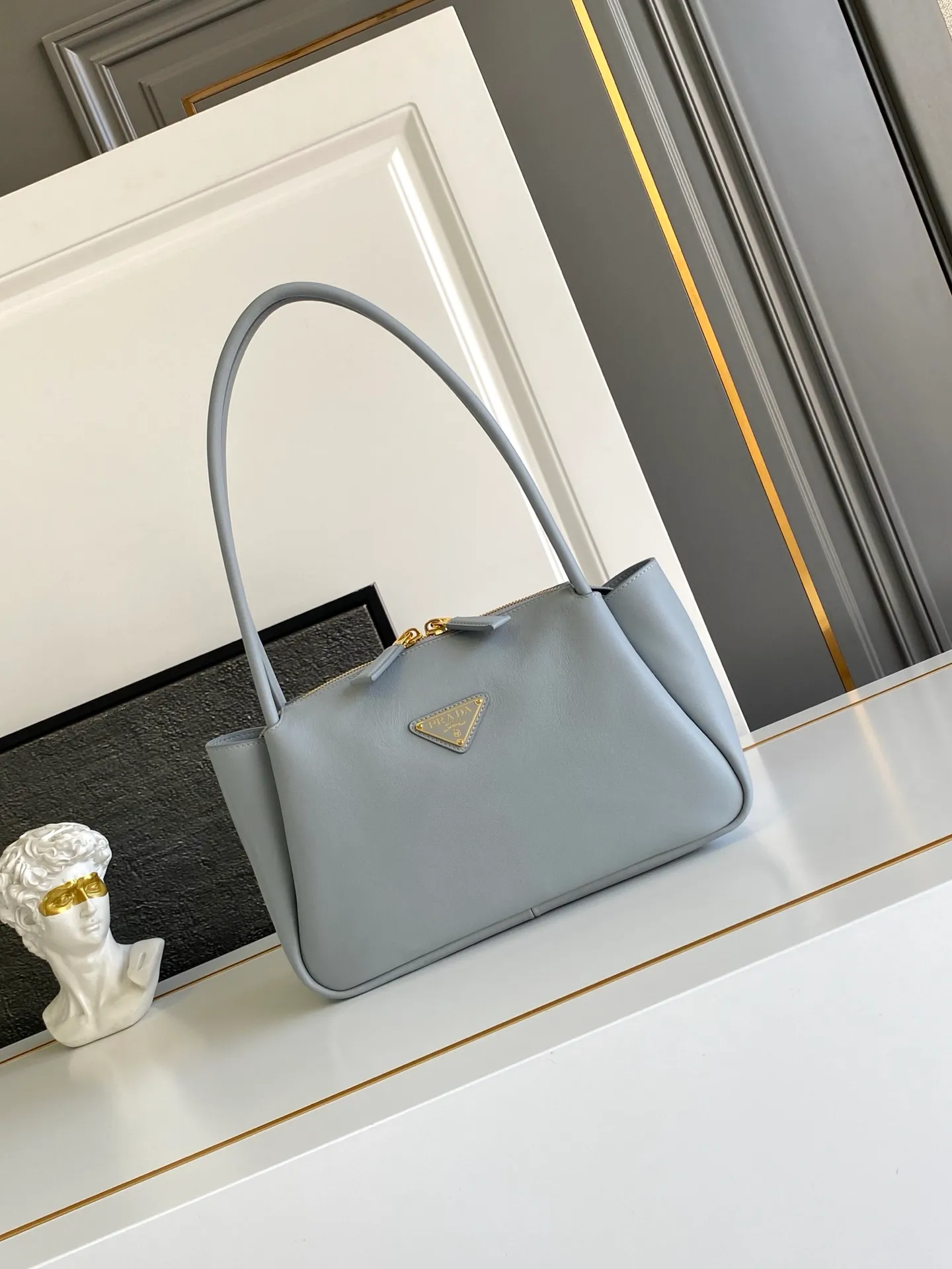 💰1640, new color🌟 🎉New product debut🎉Shoulder style🎉🎉 This shoulder style is made of calfskin, imported lambskin interior, and top-notch hardware. It can be carried by hand or carried on the shoulder. It is equipped with 2 compartments. It has a large capacity, is simple and practical, and has a beautiful upper body effect. Babies. Hurry up and get it🎉🎉 Model: 1BA444 Size: 28x18x11cm