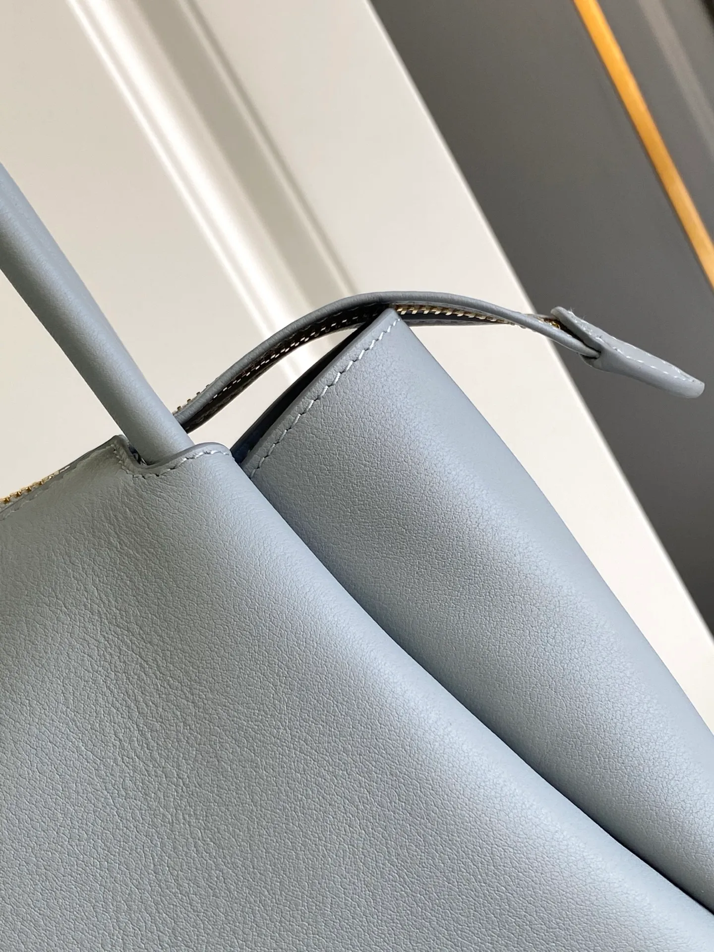 💰1640, new color🌟 🎉New product debut🎉Shoulder style🎉🎉 This shoulder style is made of calfskin, imported lambskin interior, and top-notch hardware. It can be carried by hand or carried on the shoulder. It is equipped with 2 compartments. It has a large capacity, is simple and practical, and has a beautiful upper body effect. Babies. Hurry up and get it🎉🎉 Model: 1BA444 Size: 28x18x11cm