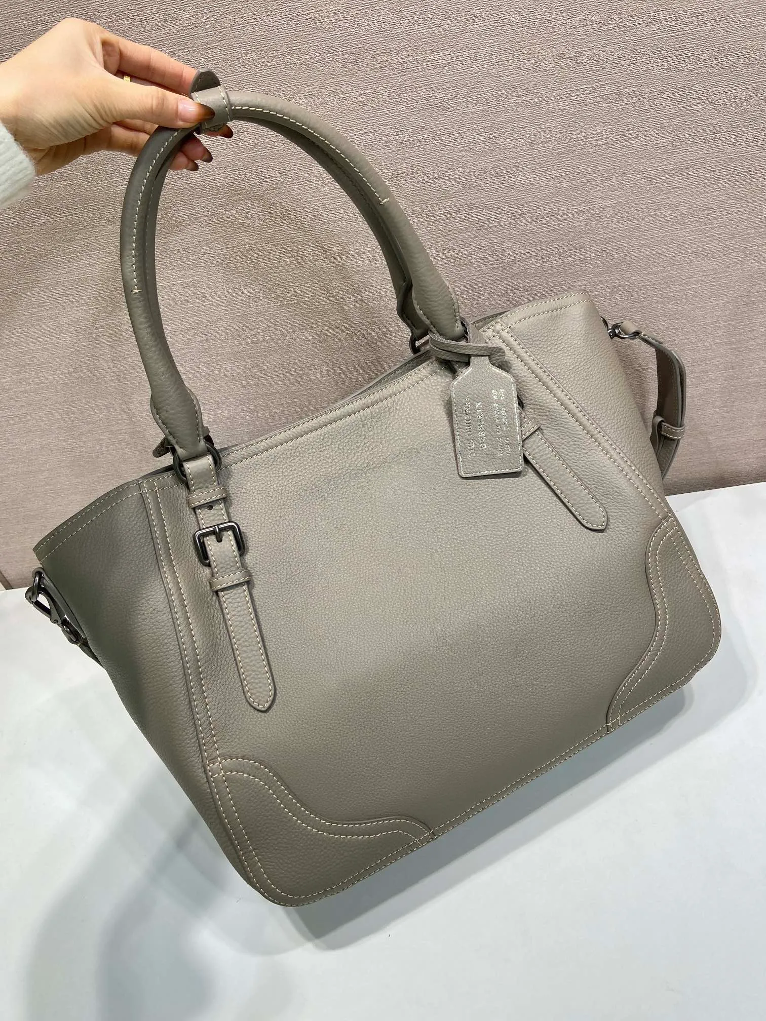 💰2040🎉New Arrival🎉1BG602🎉🎉 This tote bag marks a return to the roots of our DNA, with a design reminiscent of travel themes. The loose, functional silhouette is made from richly textured leather with irregular textures for a natural yet refined effect. Leather handles Removable and adjustable buckskin shoulder strap with embossed letter logo on the front Magnetic closure, nylon lining with logo, two pockets, one of which is zippered, large capacity, another timeless and popular style, get it now 🎉🎉 Length 38x Height 32x Bottom 14cm🎉🎉🎉💰💰💰