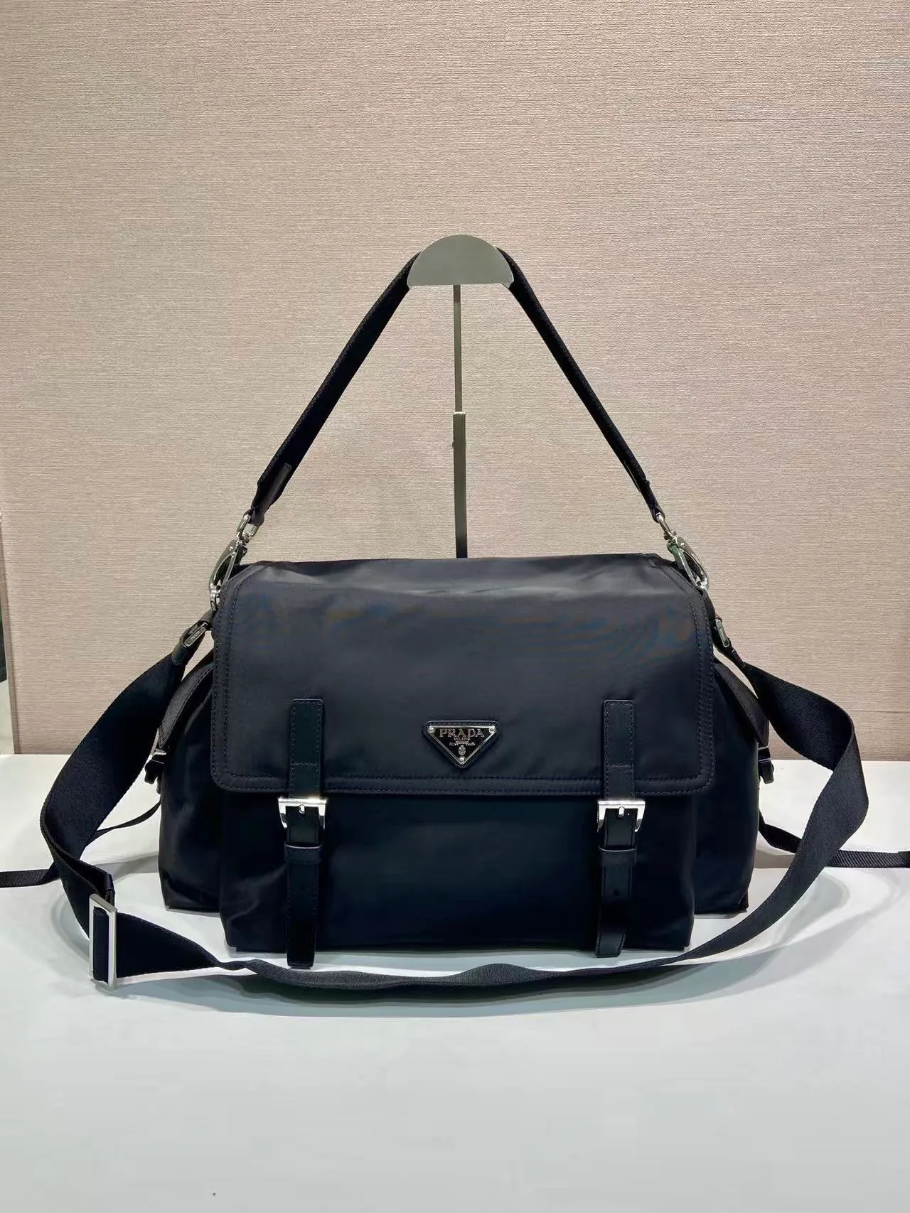 💰1320🎉New Arrival Mail Bag🎉2VD082A-1🎉🎉 This Explore handbag perfectly combines elegance and functionality, with soft lines and multiple pockets. The clamshell design is designed for urban exploration and outdoor adventures, and features a shoulder strap and removable handle for multiple ways of carrying. The combination of regenerated nylon and leather reflects the duality of the design, blending technical details with refined elements. It has a large capacity and is a popular model that will never go out of style. Hurry up and get it🎉🎉 Length 42x Height 22x Bottom 20cm🎉🎉🎉💰💰💰