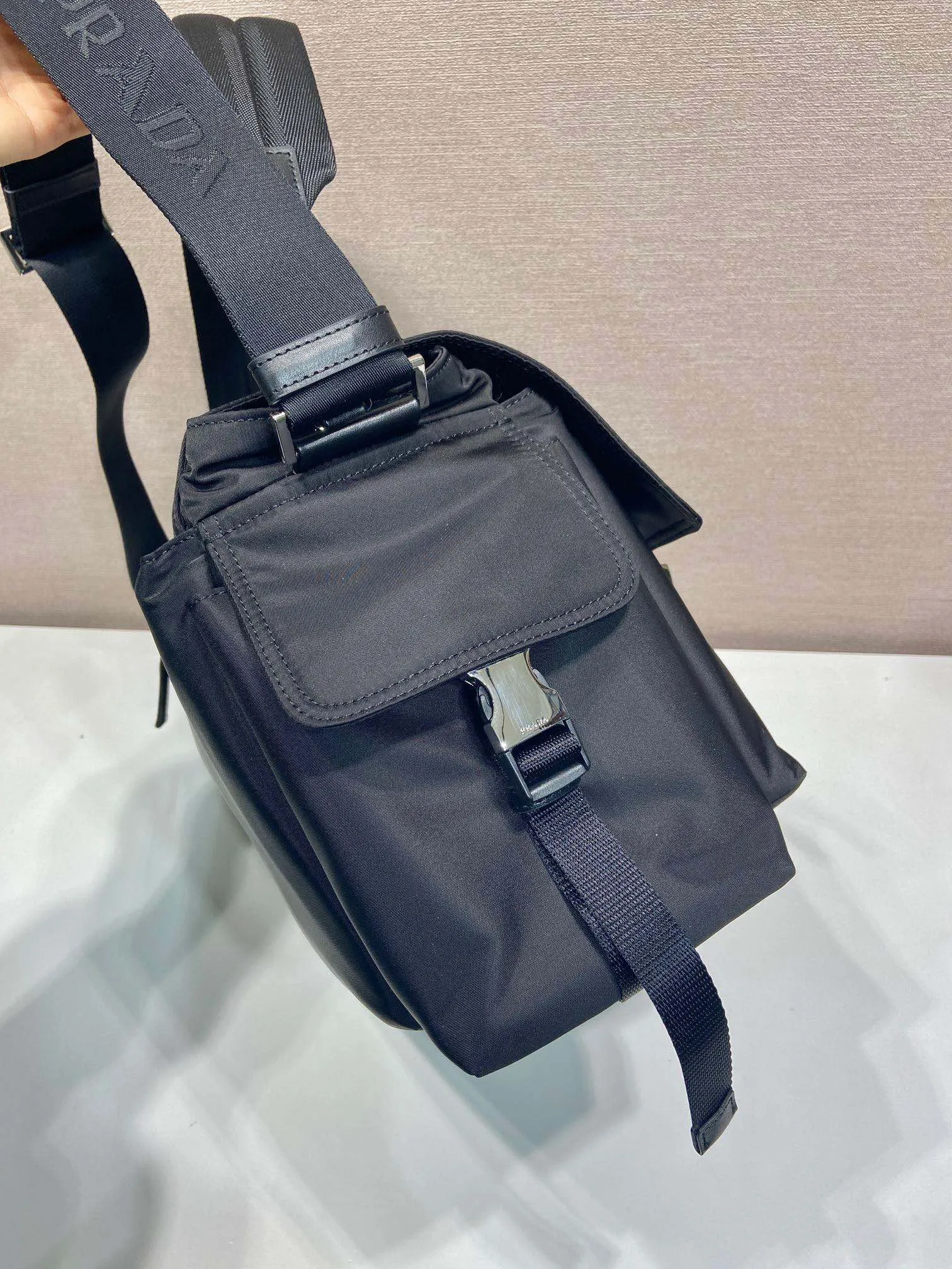 💰1320🎉New Arrival Mail Bag🎉2VD082A-1🎉🎉 This Explore handbag perfectly combines elegance and functionality, with soft lines and multiple pockets. The clamshell design is designed for urban exploration and outdoor adventures, and features a shoulder strap and removable handle for multiple ways of carrying. The combination of regenerated nylon and leather reflects the duality of the design, blending technical details with refined elements. It has a large capacity and is a popular model that will never go out of style. Hurry up and get it🎉🎉 Length 42x Height 22x Bottom 20cm🎉🎉🎉💰💰💰